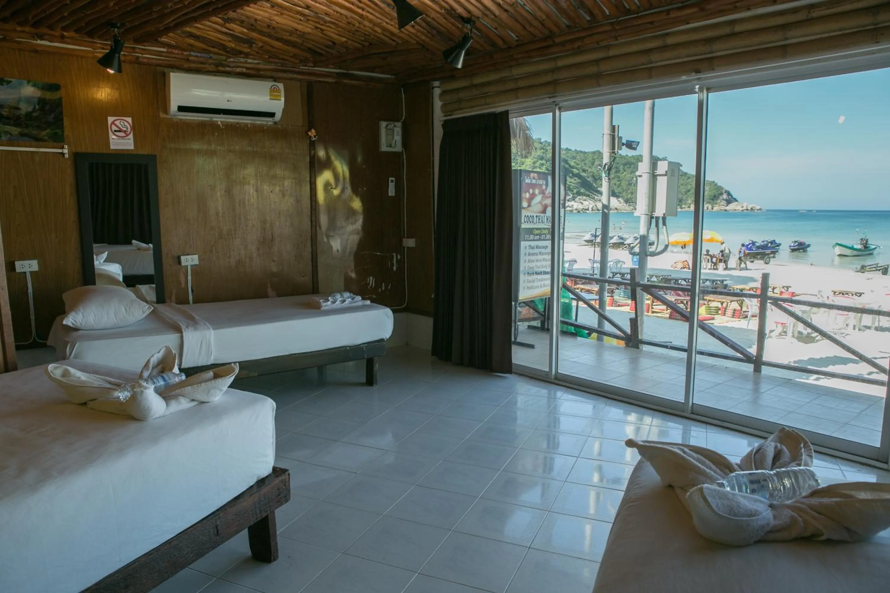 Bed in Haadrin Resort