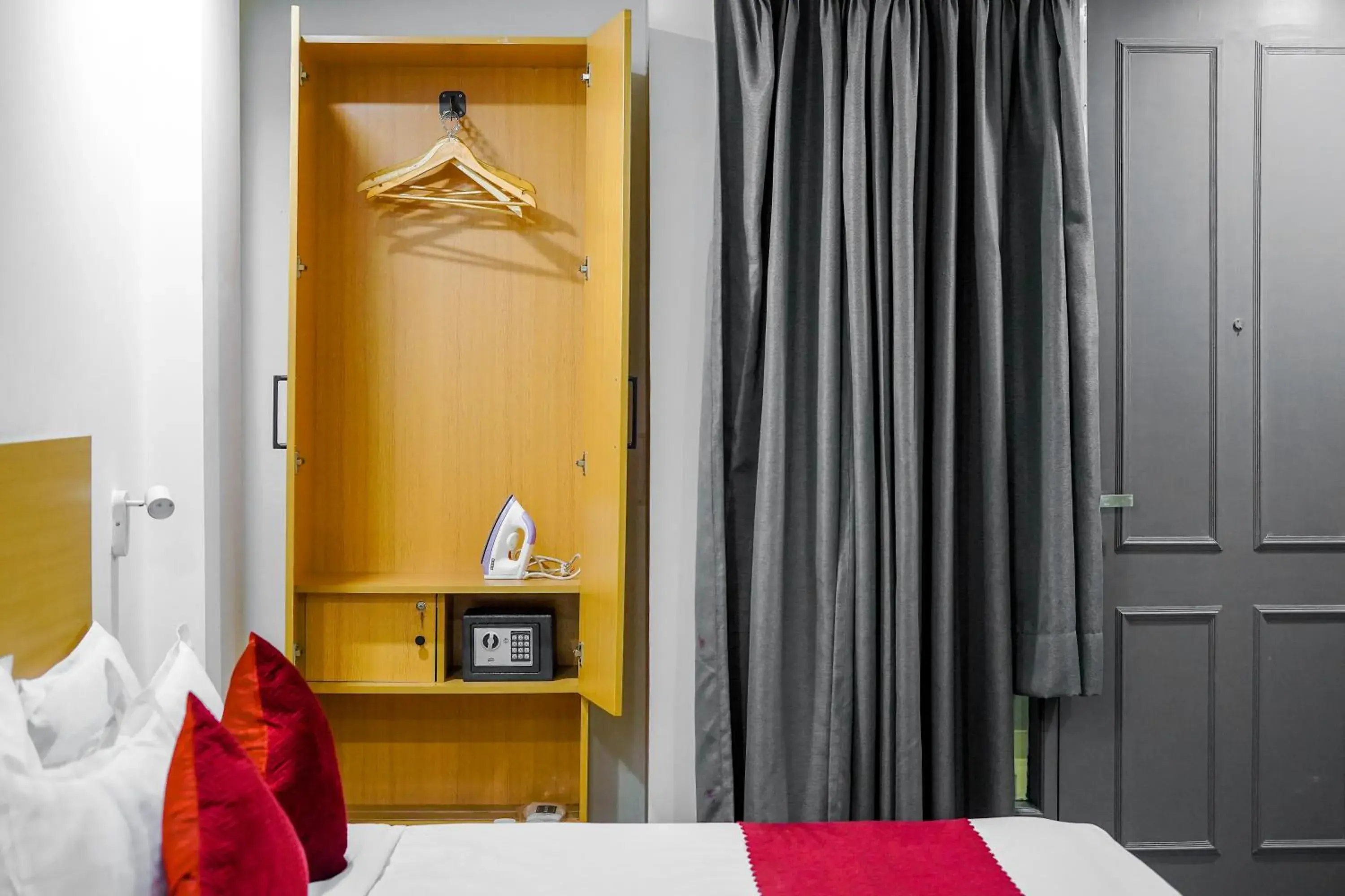 Photo of the whole room, Bed in Saltstayz Express - Golf Course Road & DLF Phase-1 Photo of the whole room, Bed in Saltstayz Express - Golf Course Road & DLF Phase-1