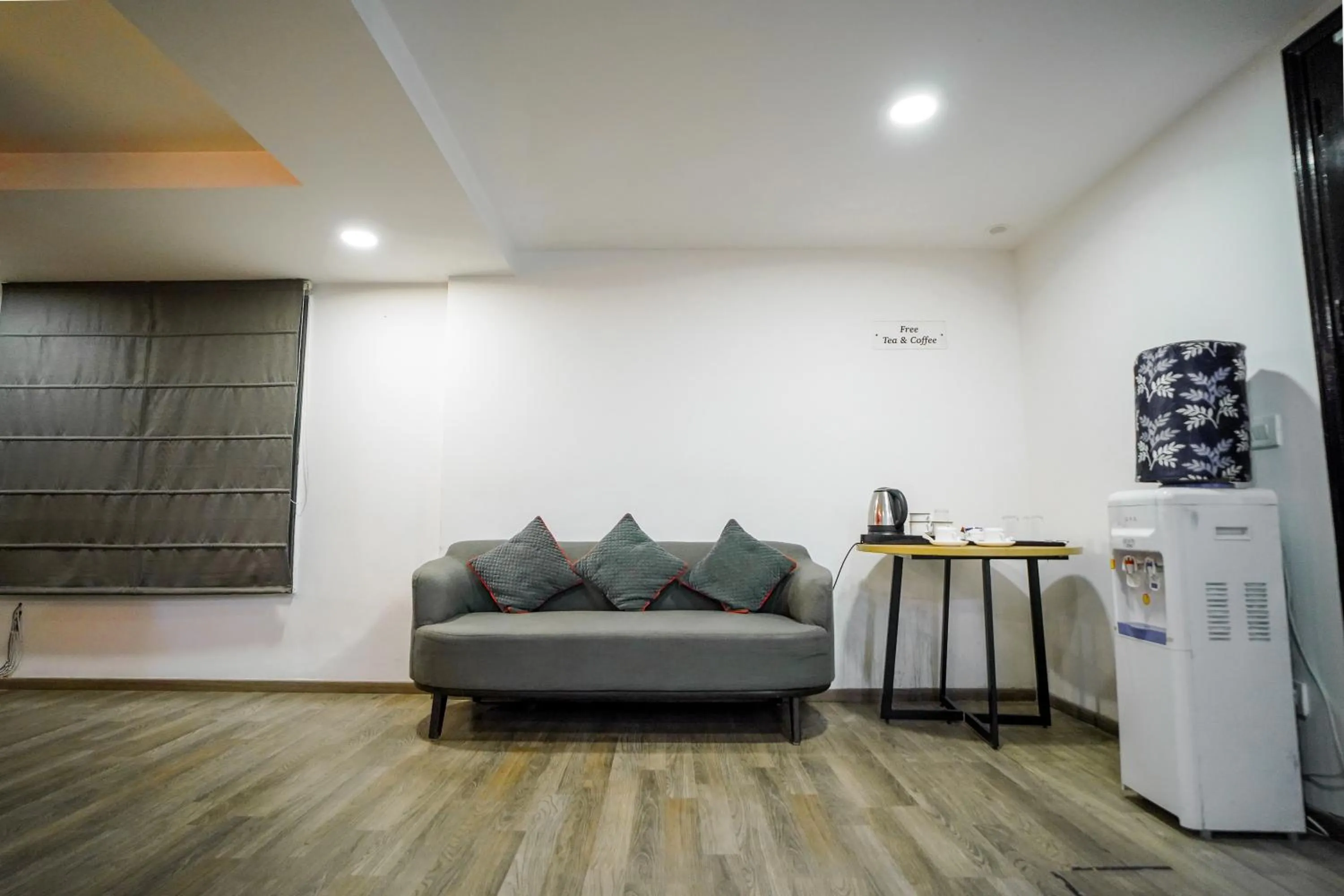 Living room in Saltstayz Express - Golf Course Road & DLF Phase-1