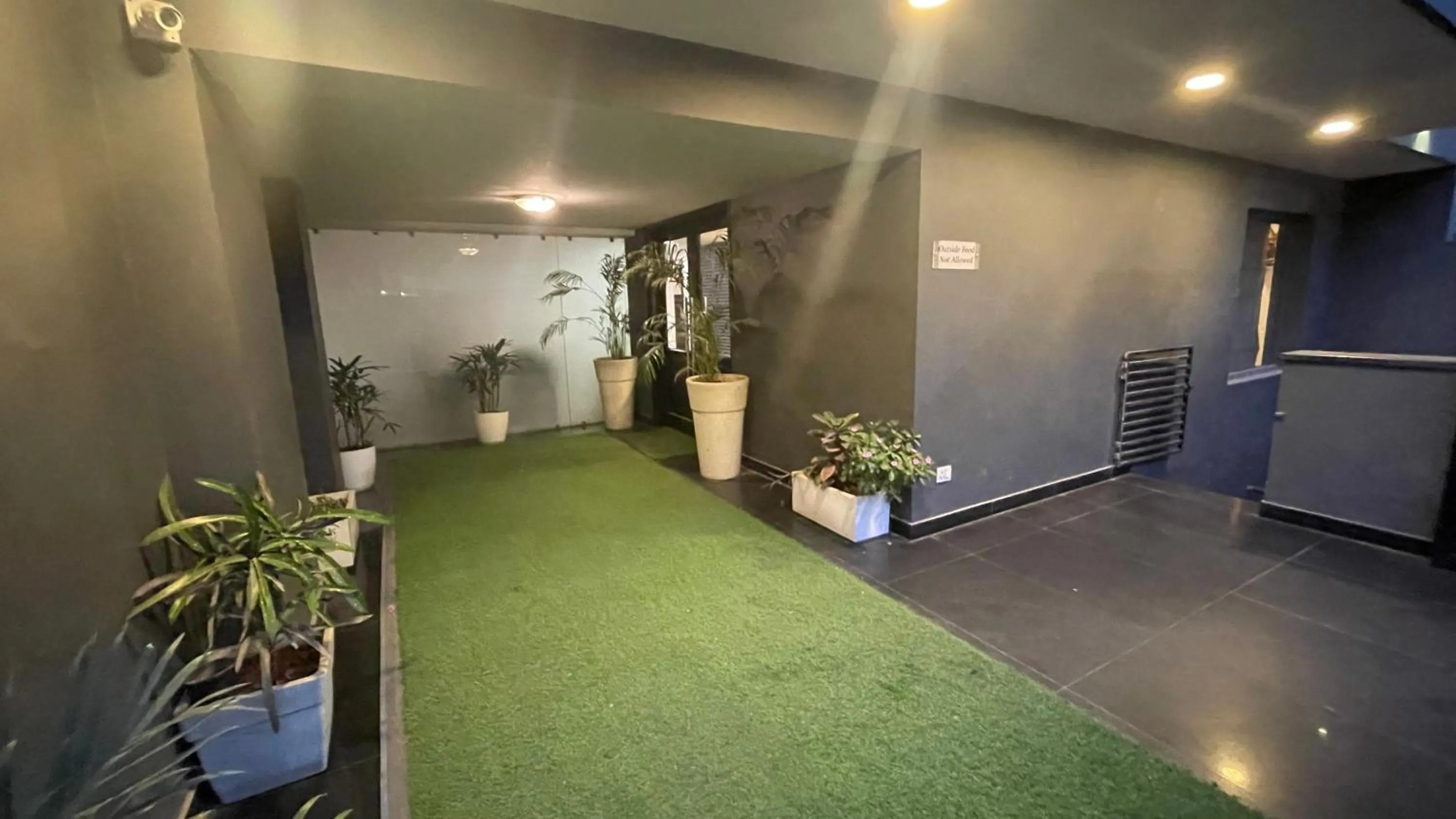 Facade/entrance in Saltstayz Express - Golf Course Road & DLF Phase-1