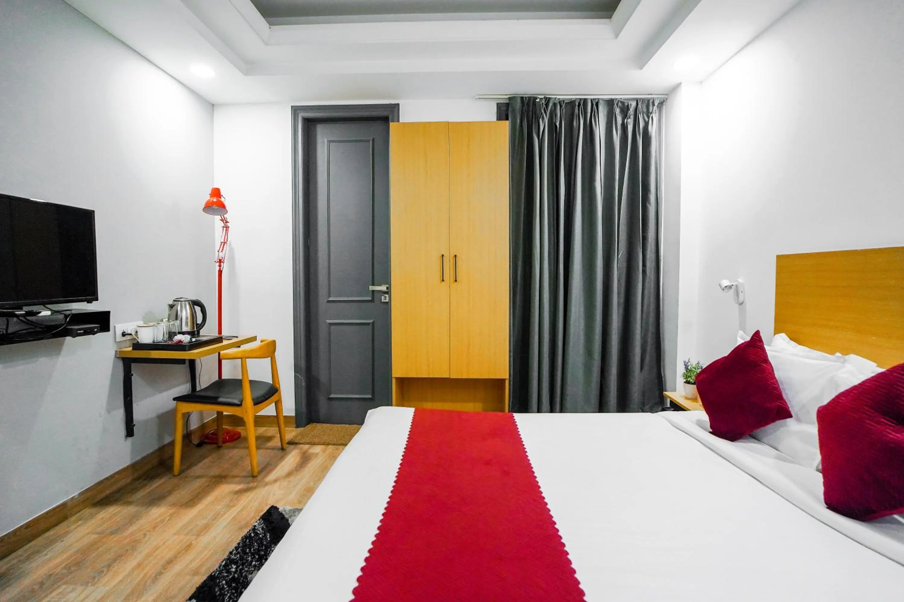 Communal lounge/ TV room, Bed in Saltstayz Express - Golf Course Road & DLF Phase-1