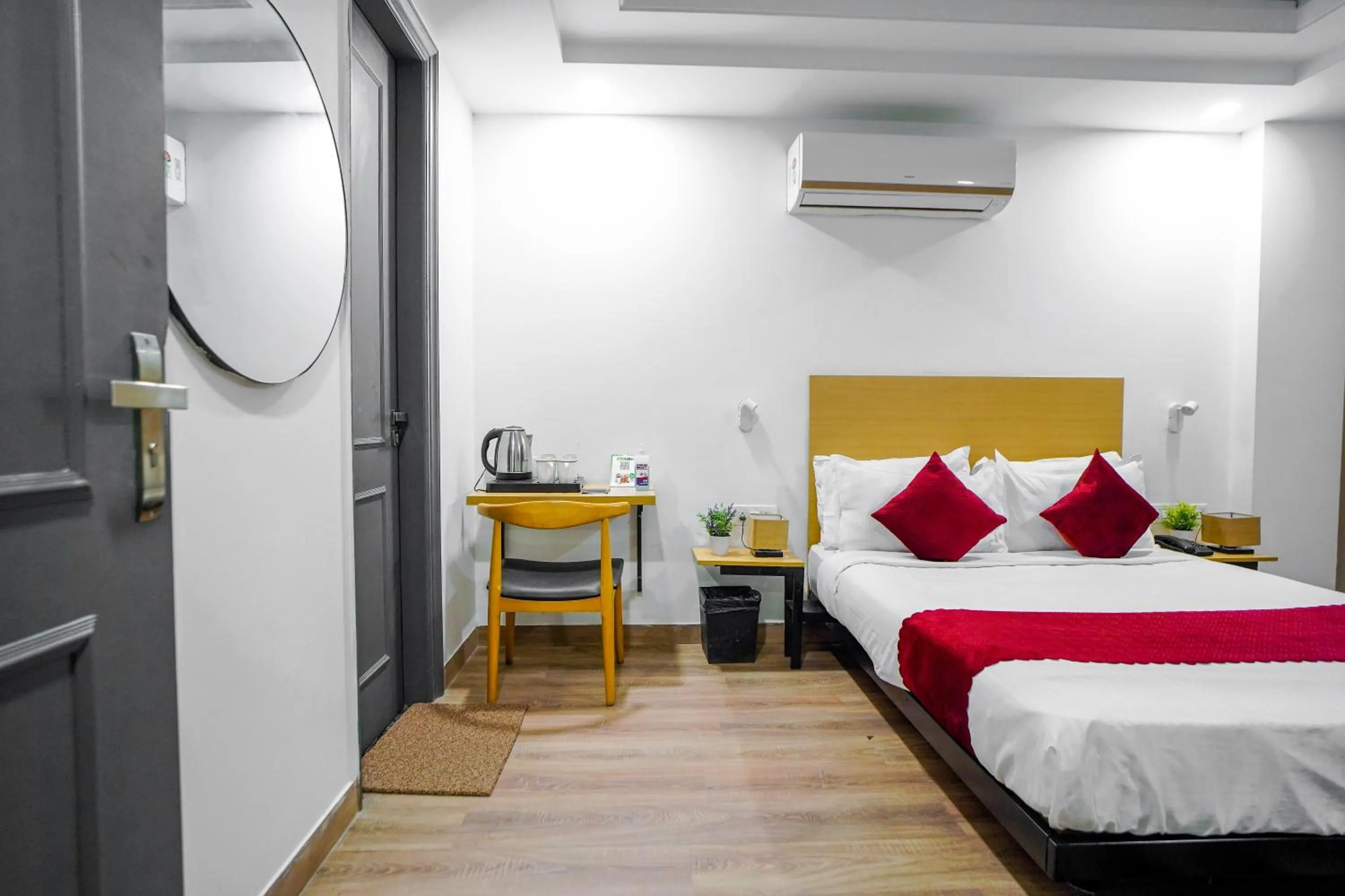 Living room, Bed in Saltstayz Express - Golf Course Road & DLF Phase-1