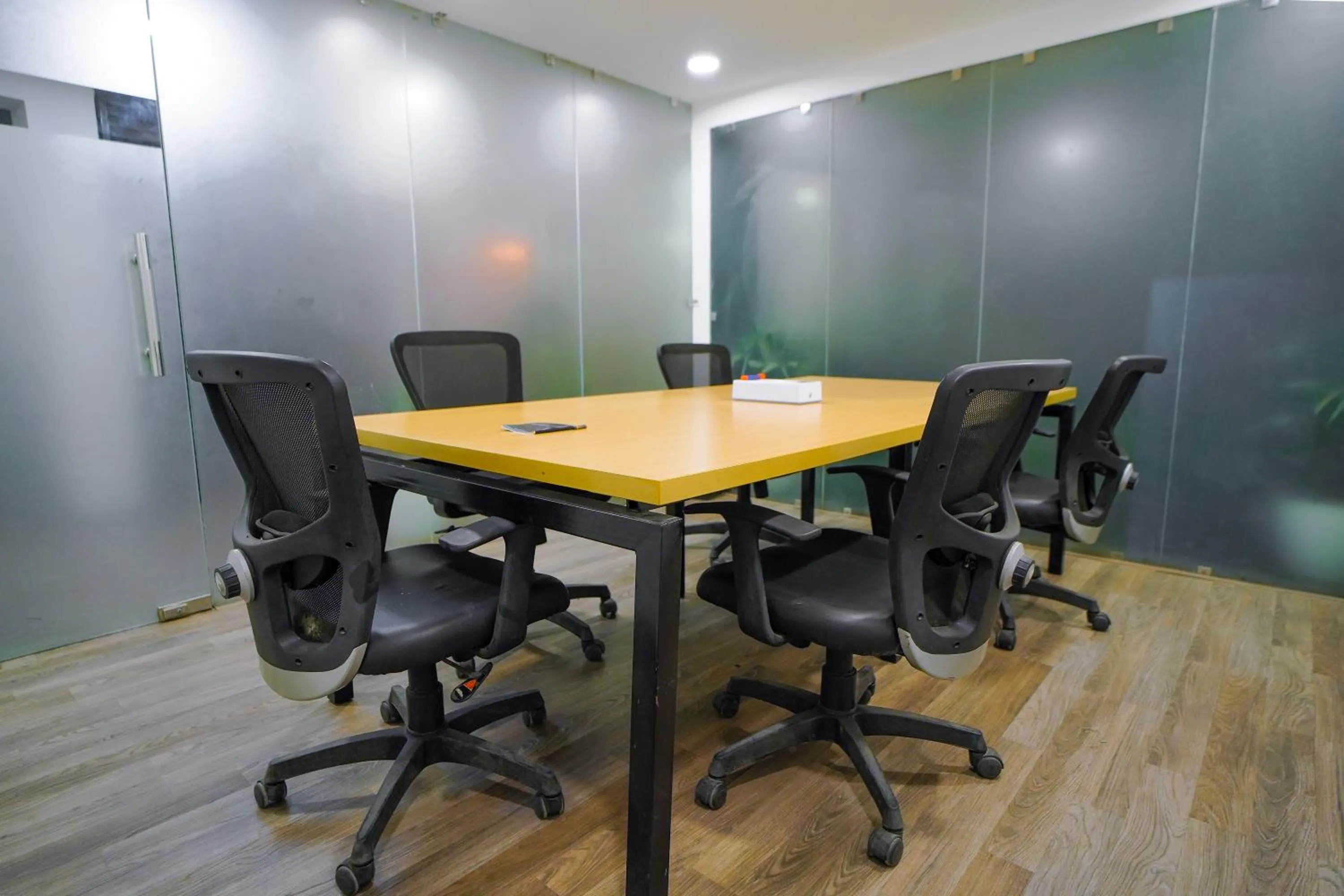 Meeting/conference room in Saltstayz Express - Golf Course Road & DLF Phase-1