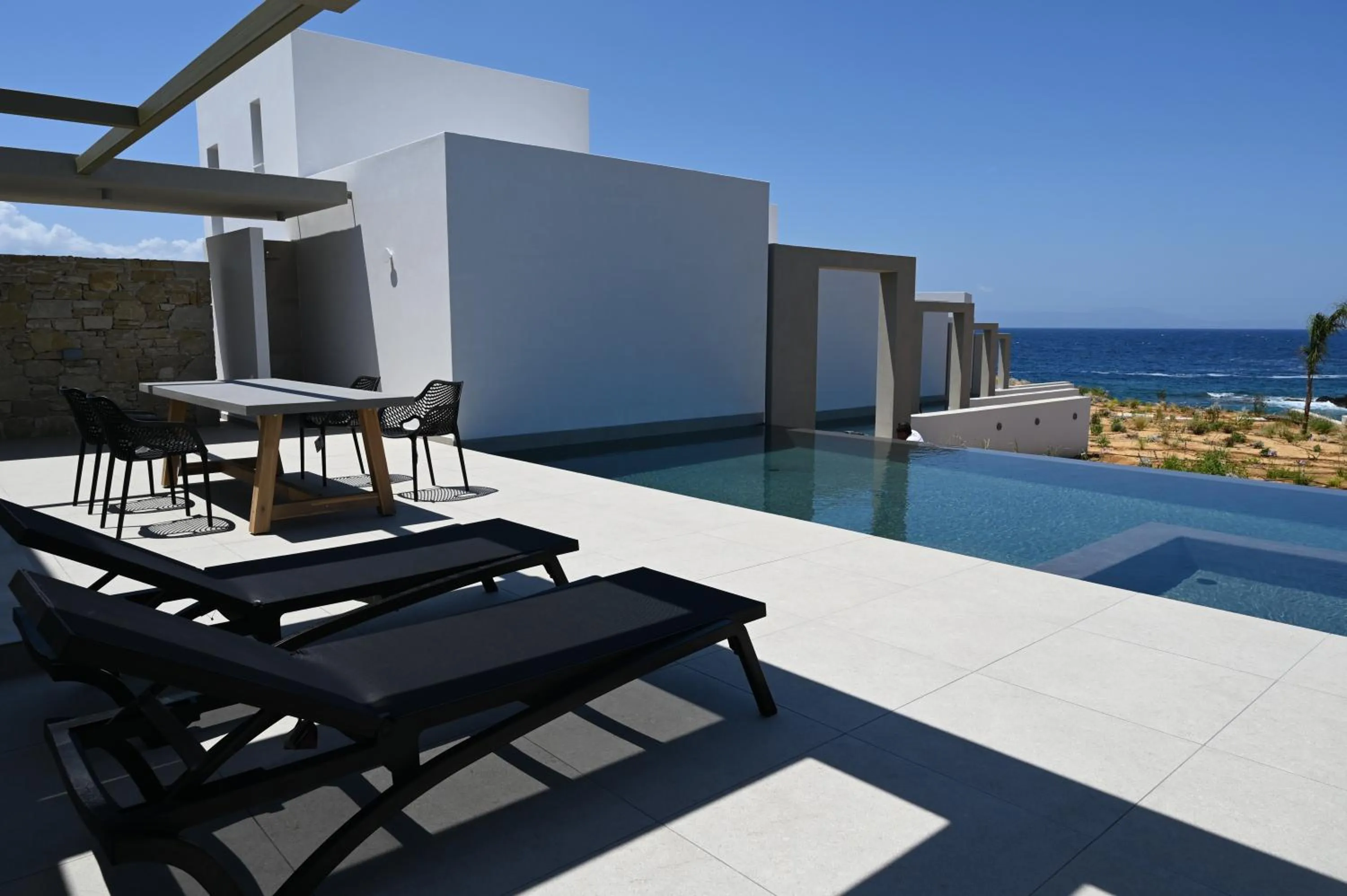 Kavos Hotel & Suites