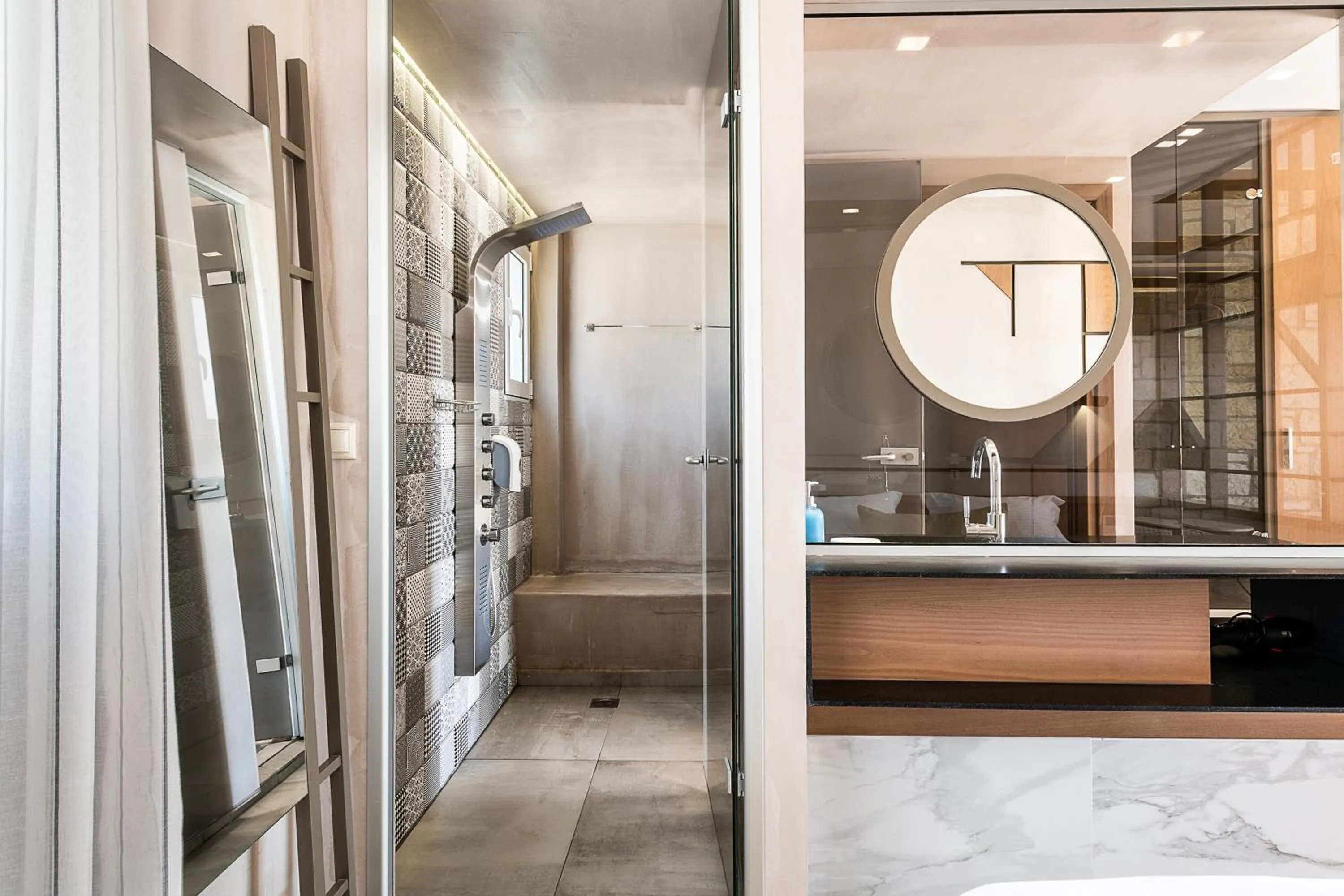 Shower in Kavos Hotel & Suites