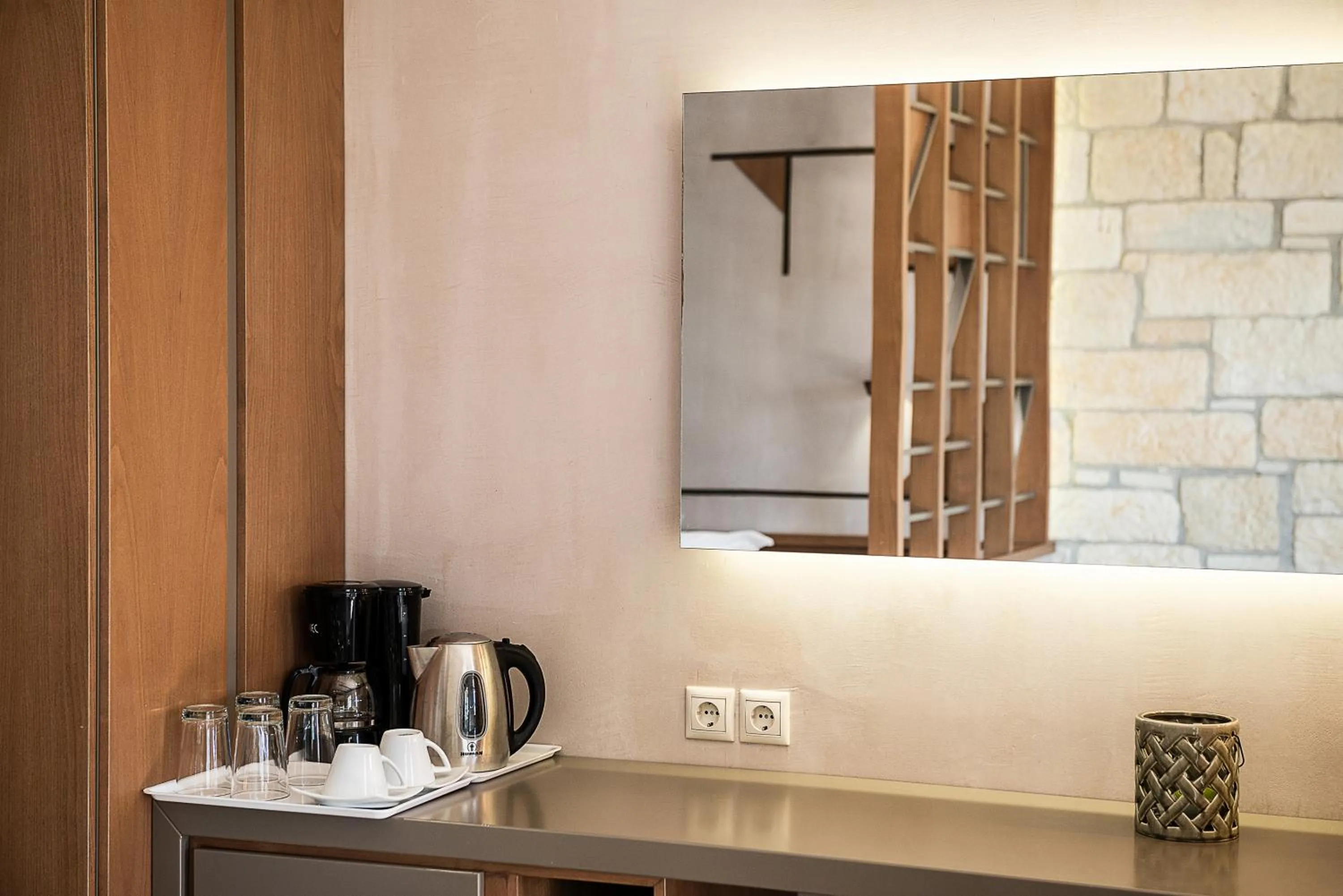 Coffee/tea facilities in Kavos Hotel & Suites