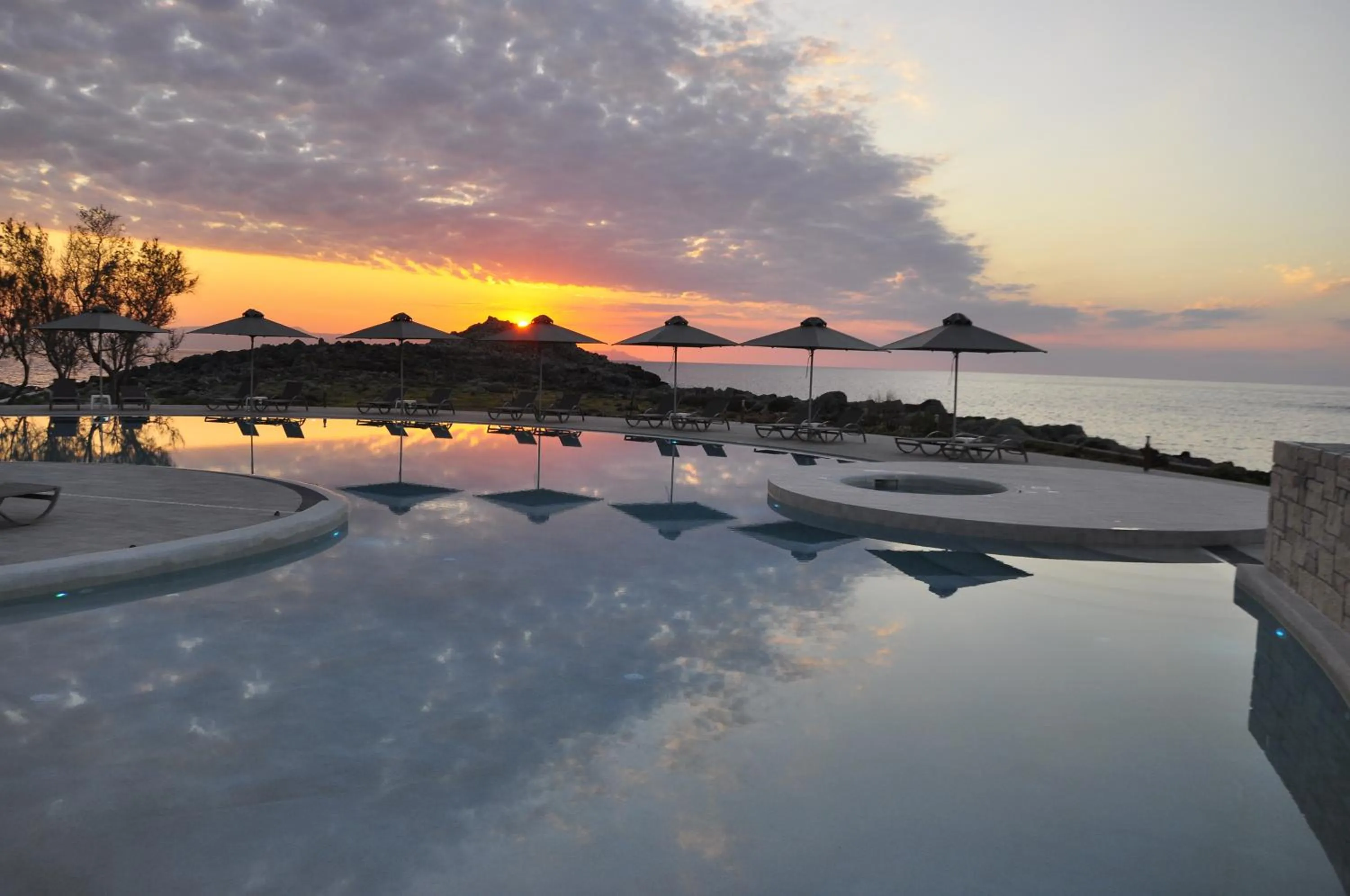 Sunset in Kavos Hotel & Suites