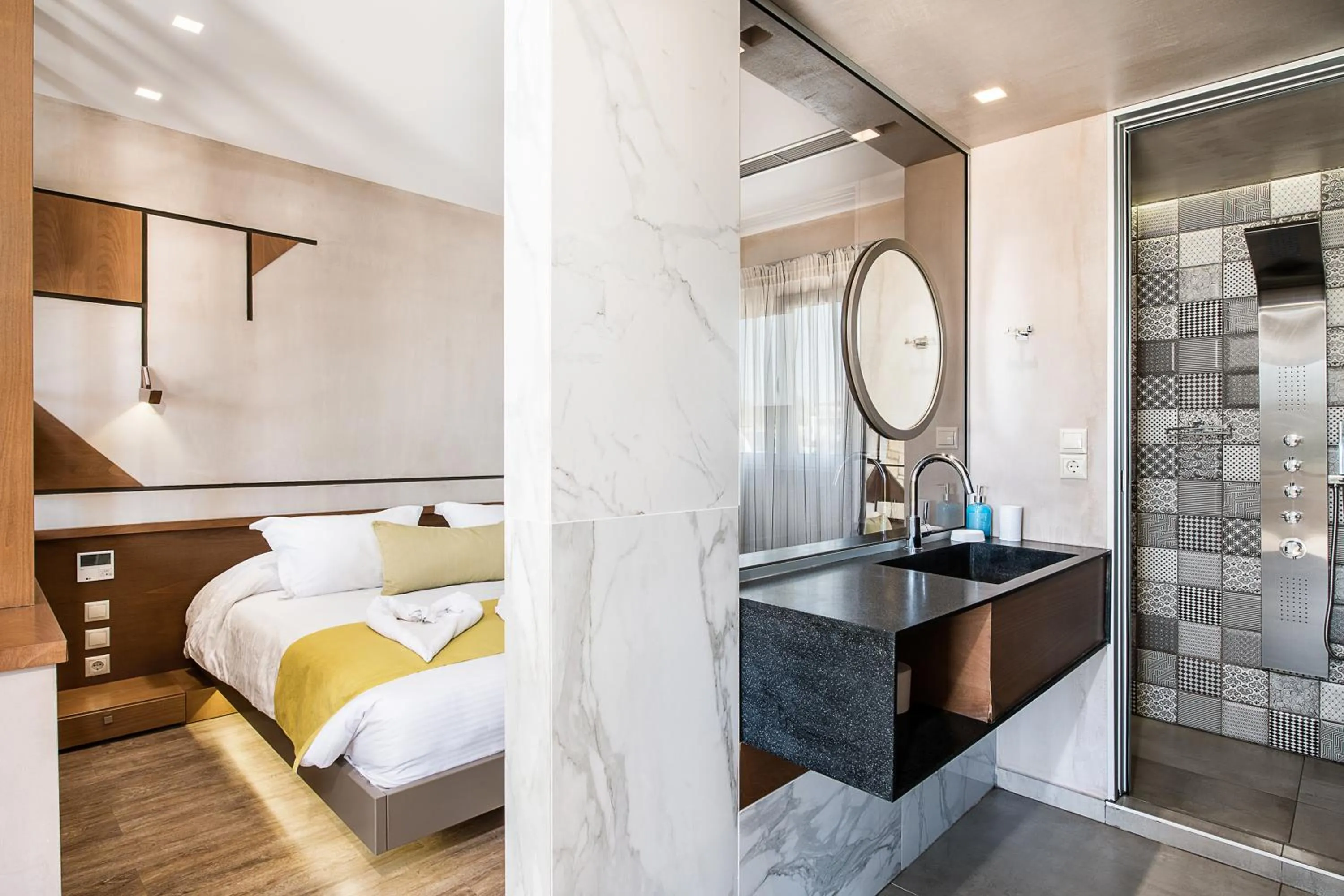 Bathroom, Bed in Kavos Hotel & Suites