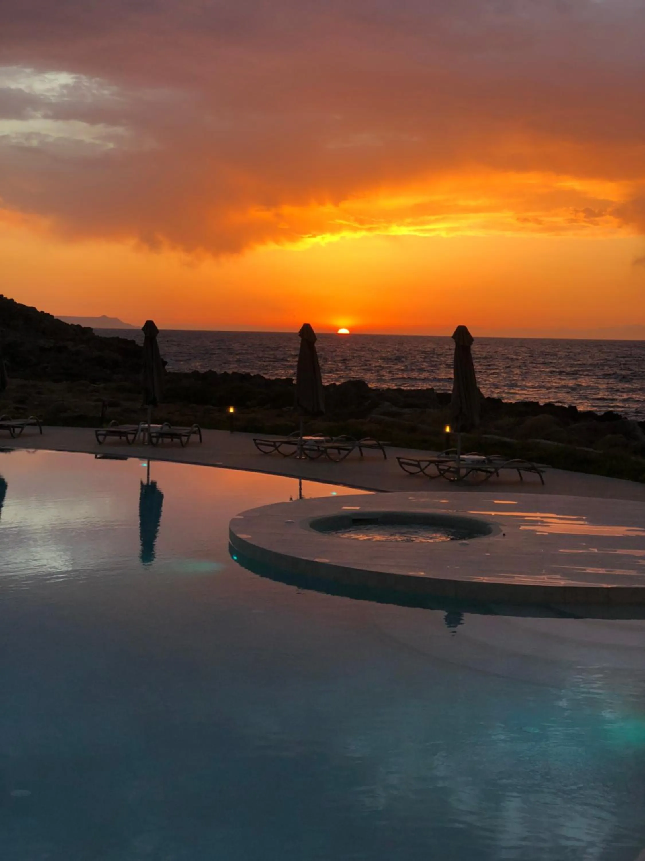 Kavos Hotel & Suites