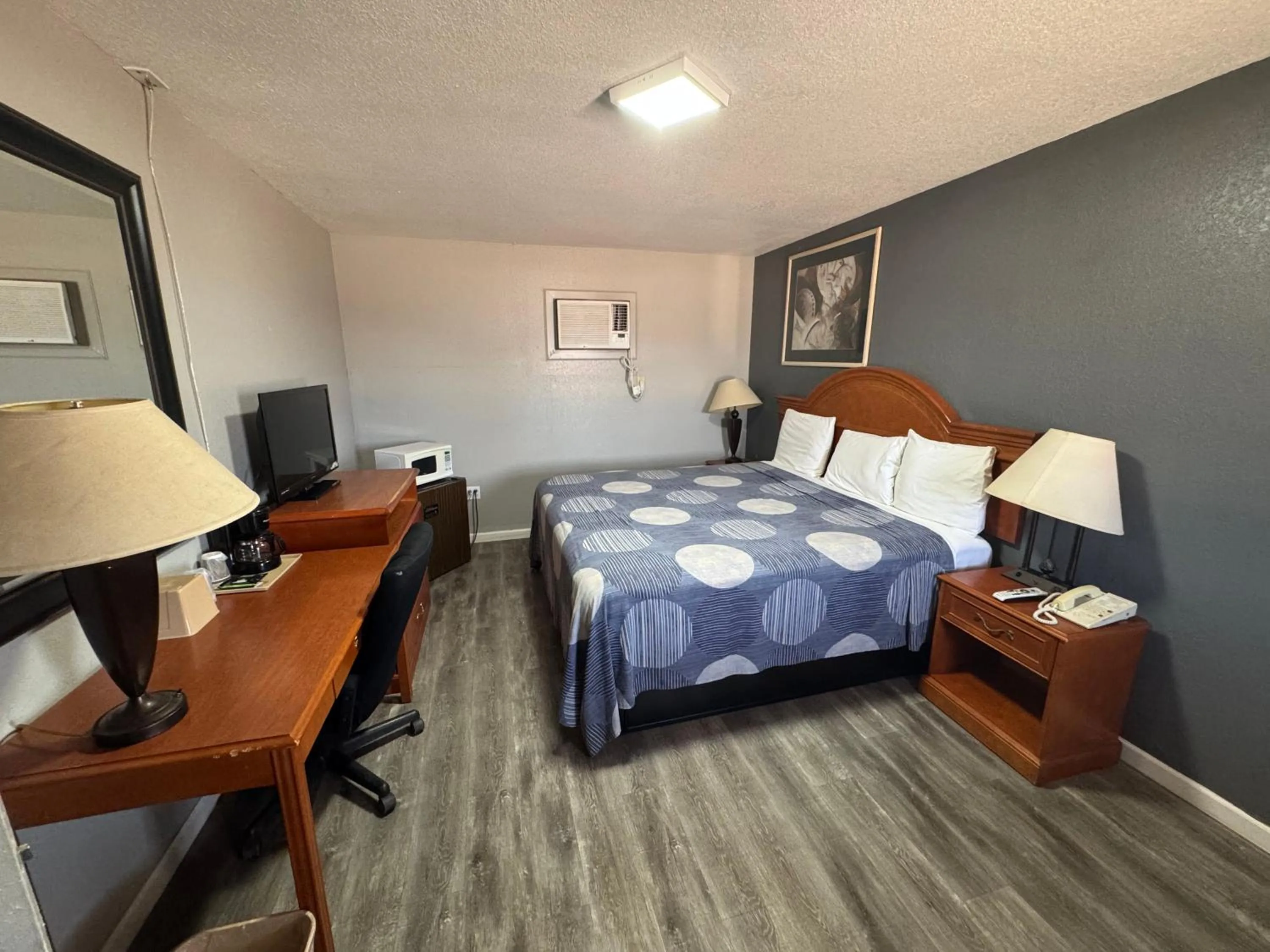 Bed in Hickman’s Motel