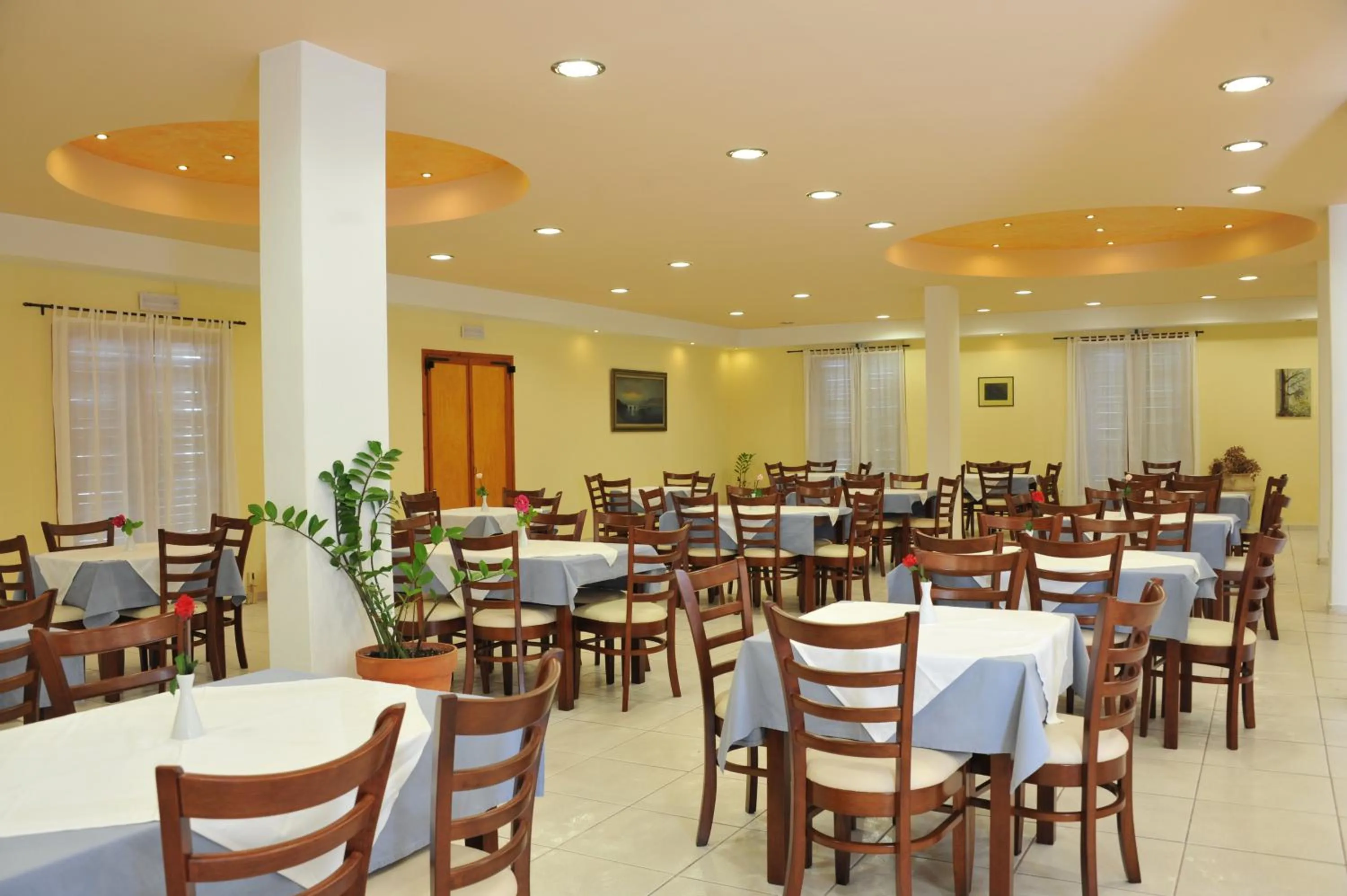 Restaurant/places to eat in Eri Hotel