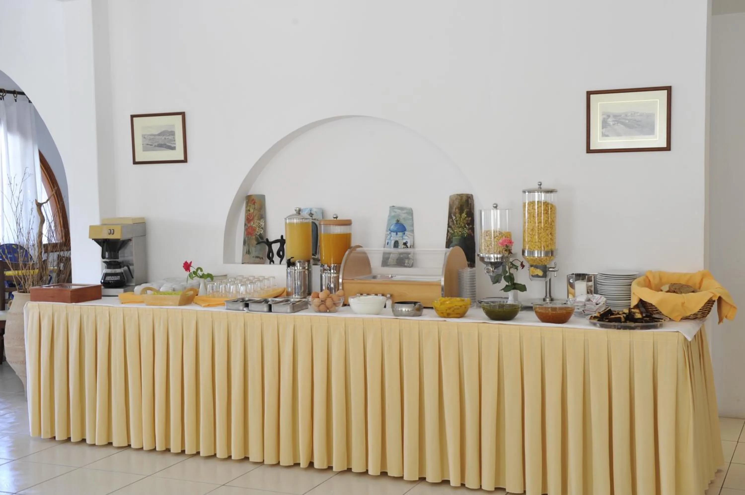 Restaurant/places to eat in Eri Hotel