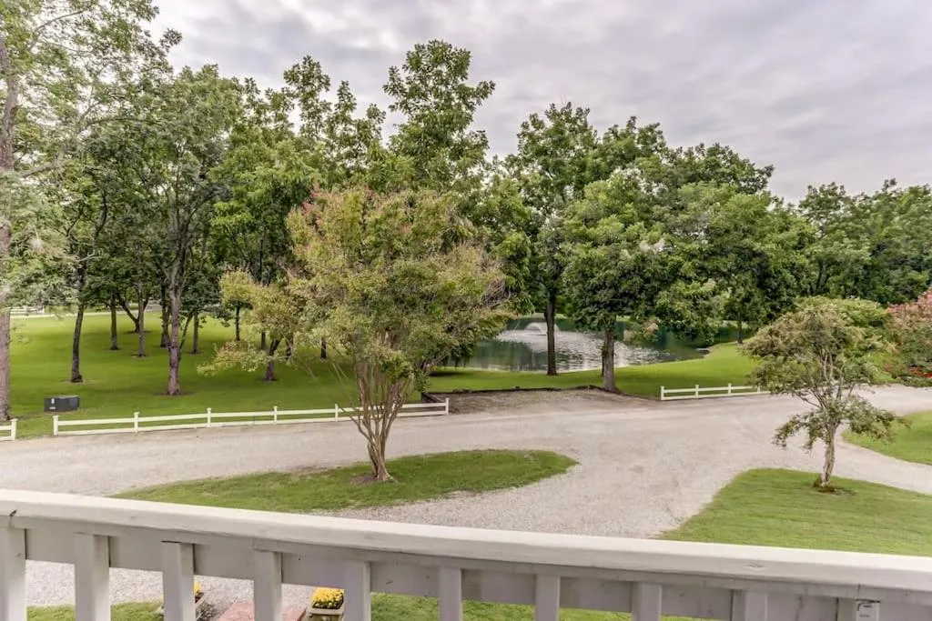 Bonne Terre Inn Crabapple