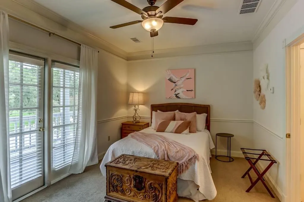 Bed in Bonne Terre Inn Crabapple