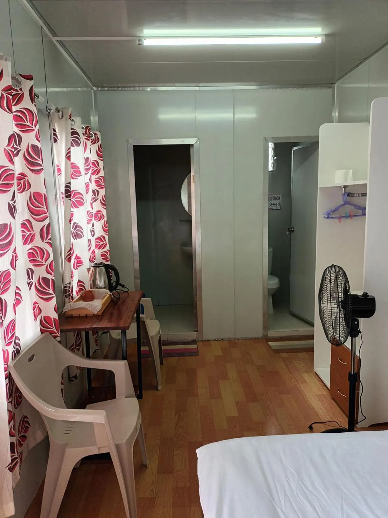 hair dresser, Bed in La Bella Swiss Inn