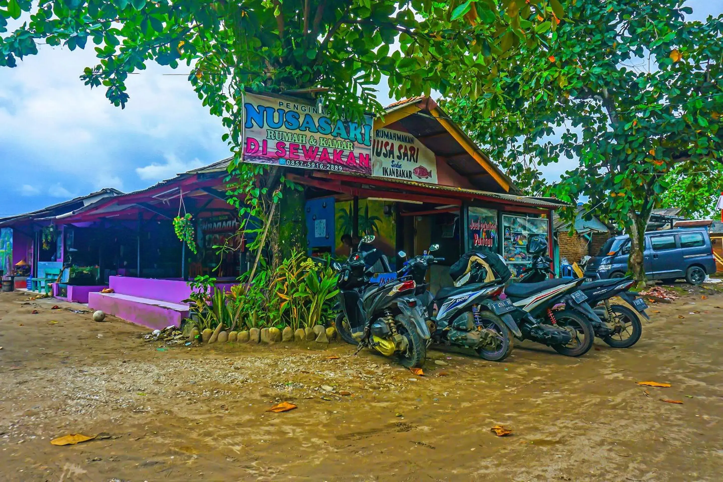 Facade/entrance in Hotel O Nusasari Guest House Facade/entrance in Hotel O Nusasari Guest House