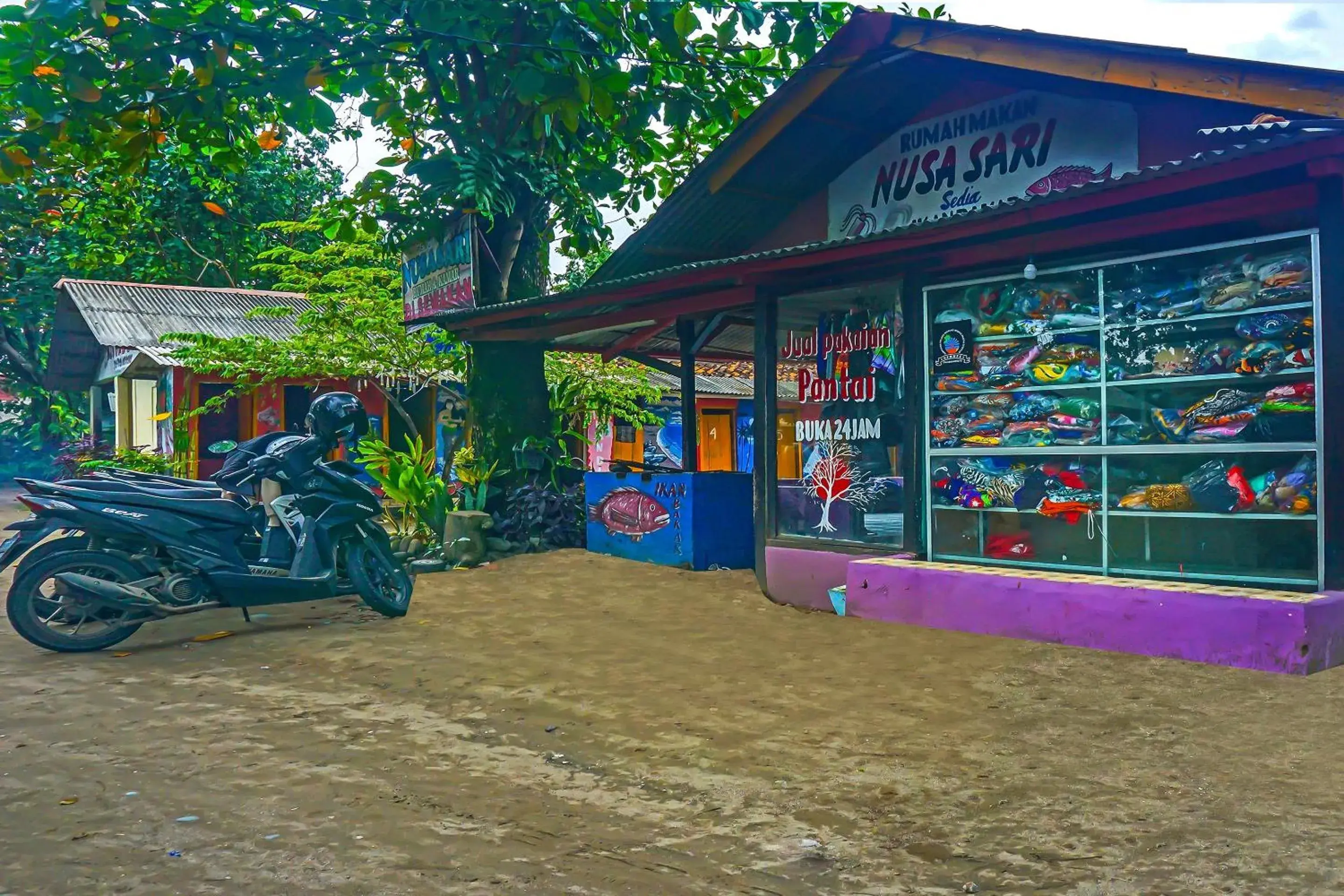 Facade/entrance in Hotel O Nusasari Guest House Facade/entrance in Hotel O Nusasari Guest House