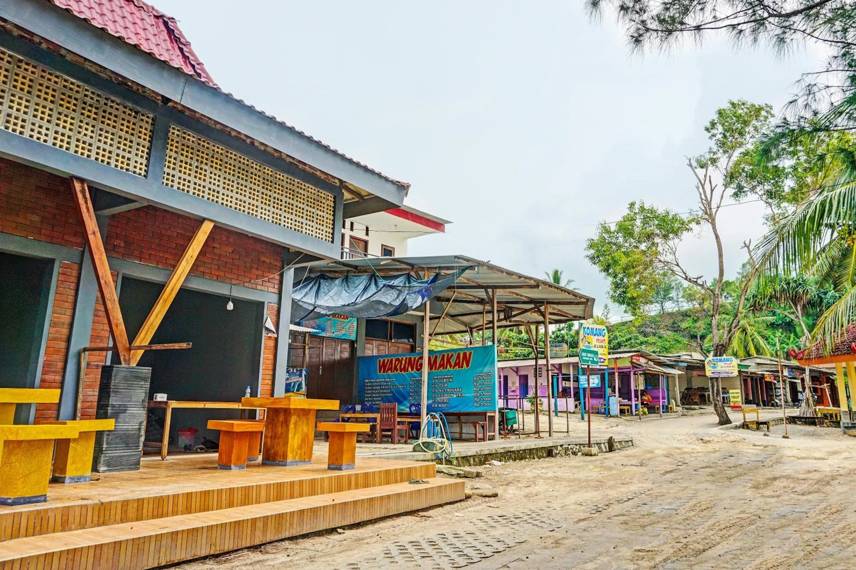 Facade/entrance in OYO 92183 Komang Resort Klayar