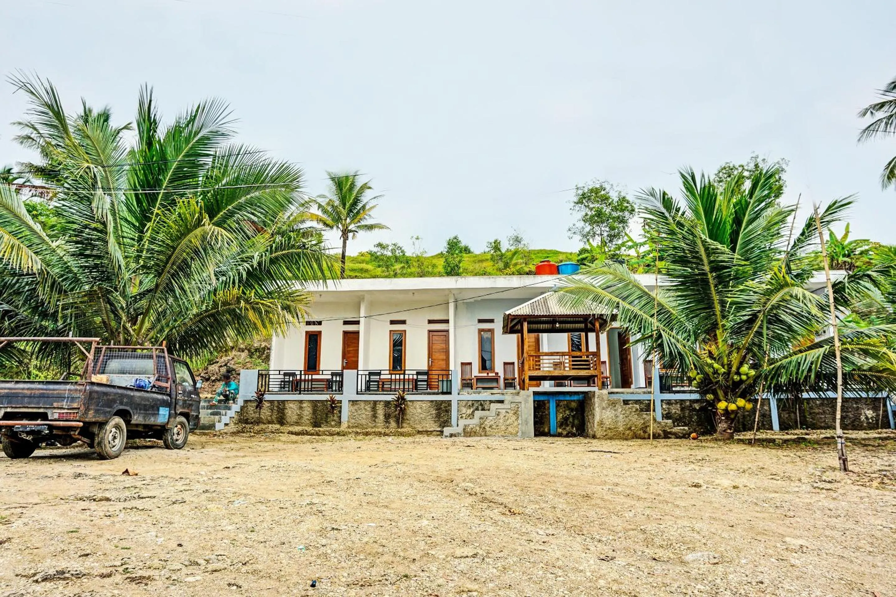 Facade/entrance in OYO 92183 Komang Resort Klayar