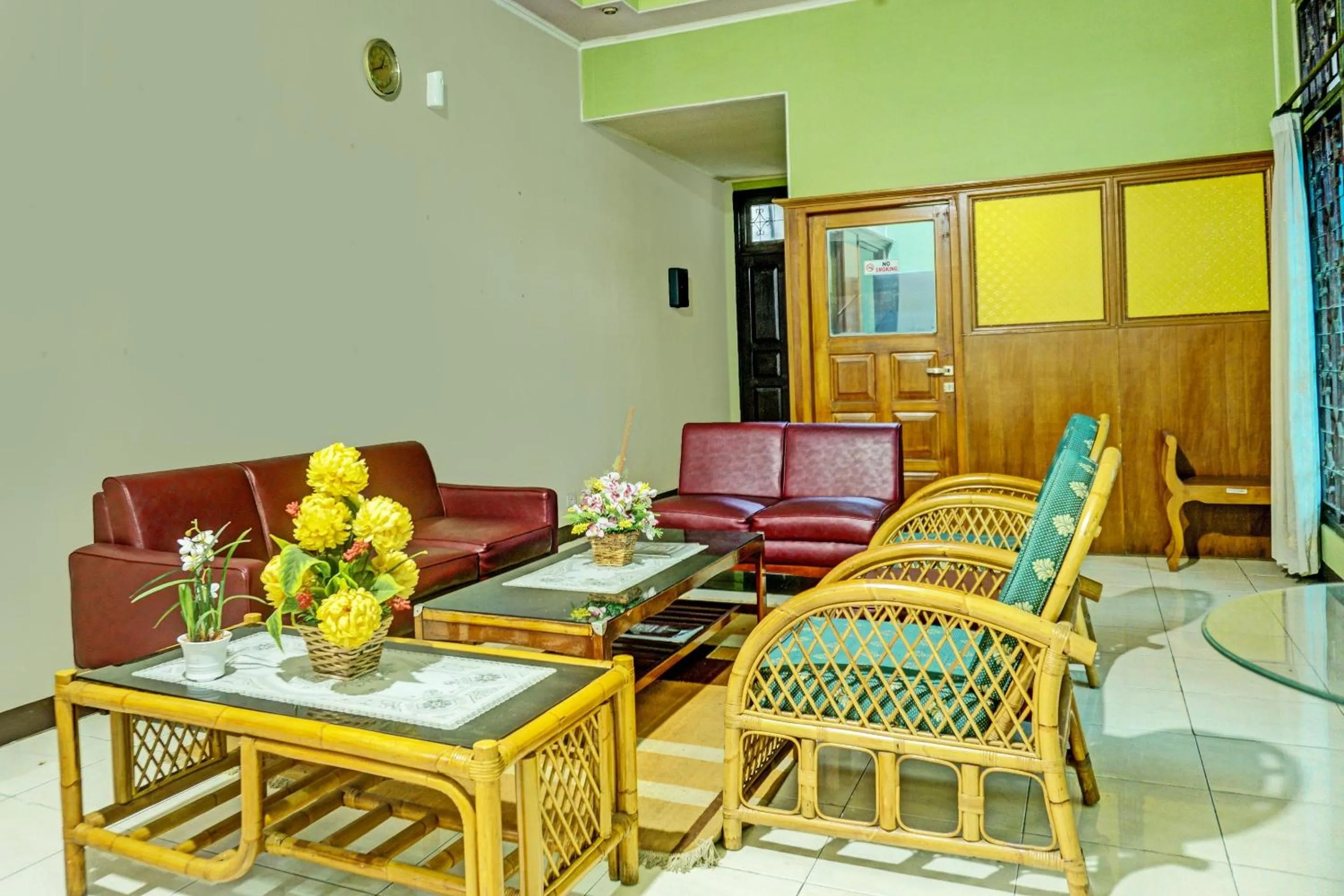 Lobby or reception in Hotel O Wisma Inayah Syariah