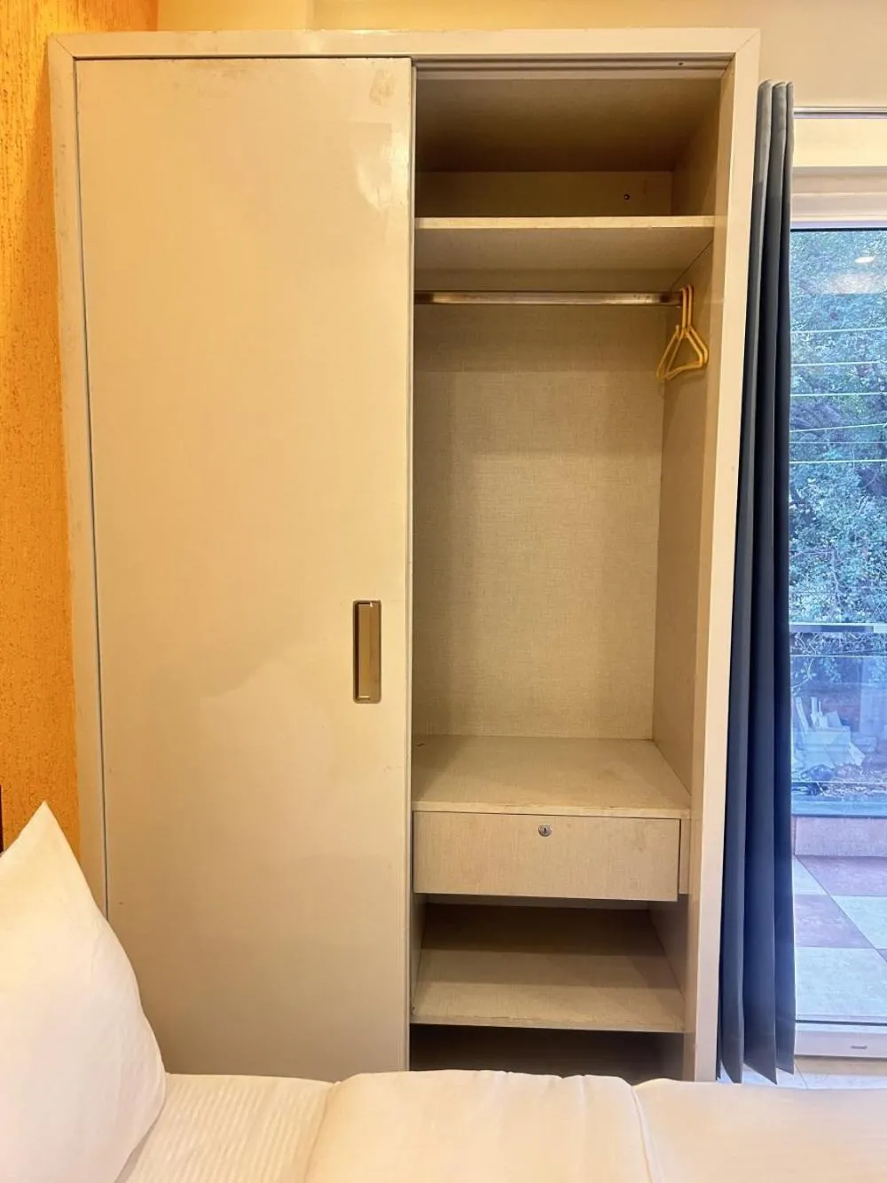 Bedroom in Lime Tree 1BHK Serviced Apartment - Medanta Medicity, Gurgaon
