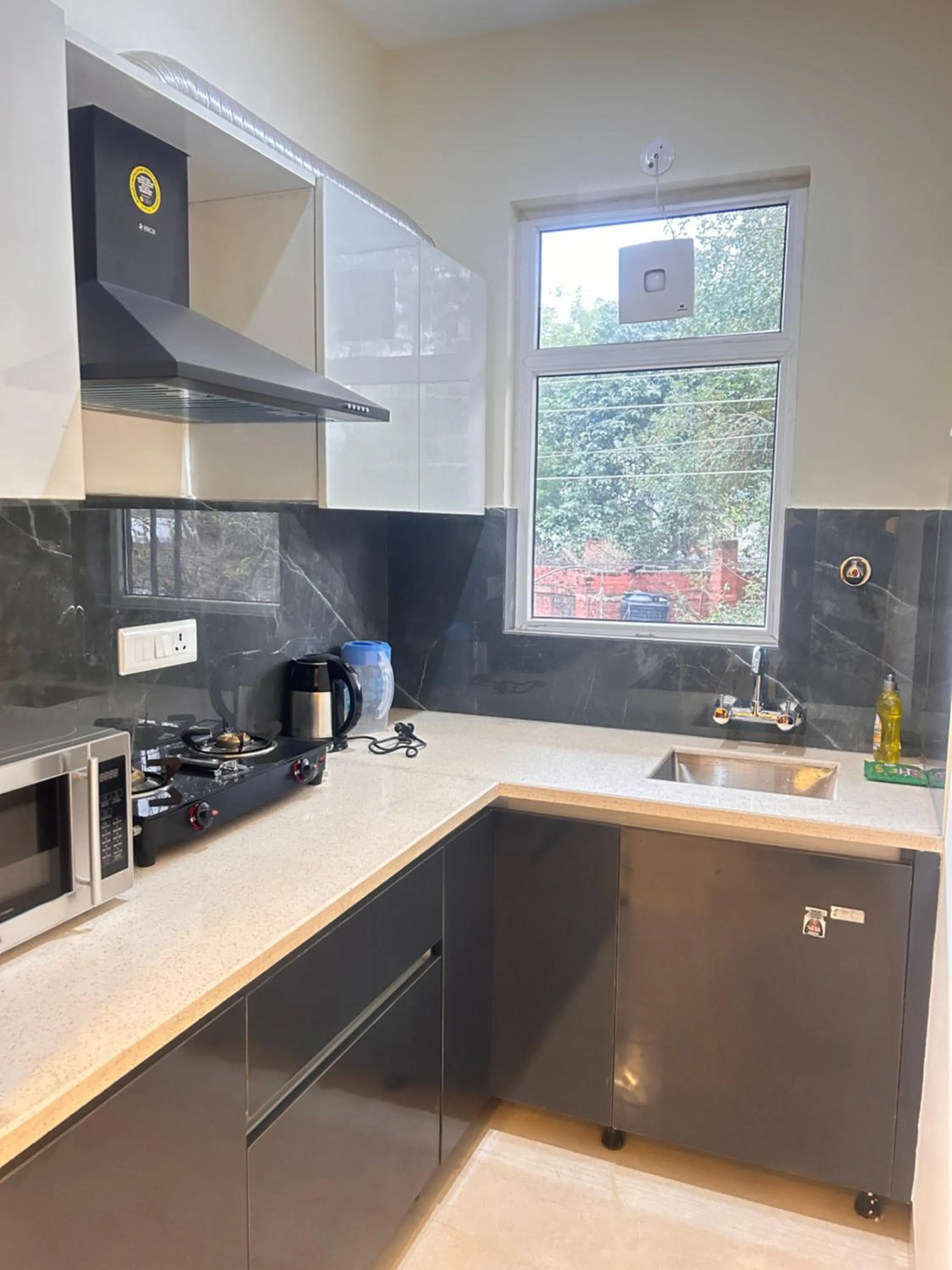 Kitchen or kitchenette in Lime Tree 1BHK Serviced Apartment - Medanta Medicity, Gurgaon