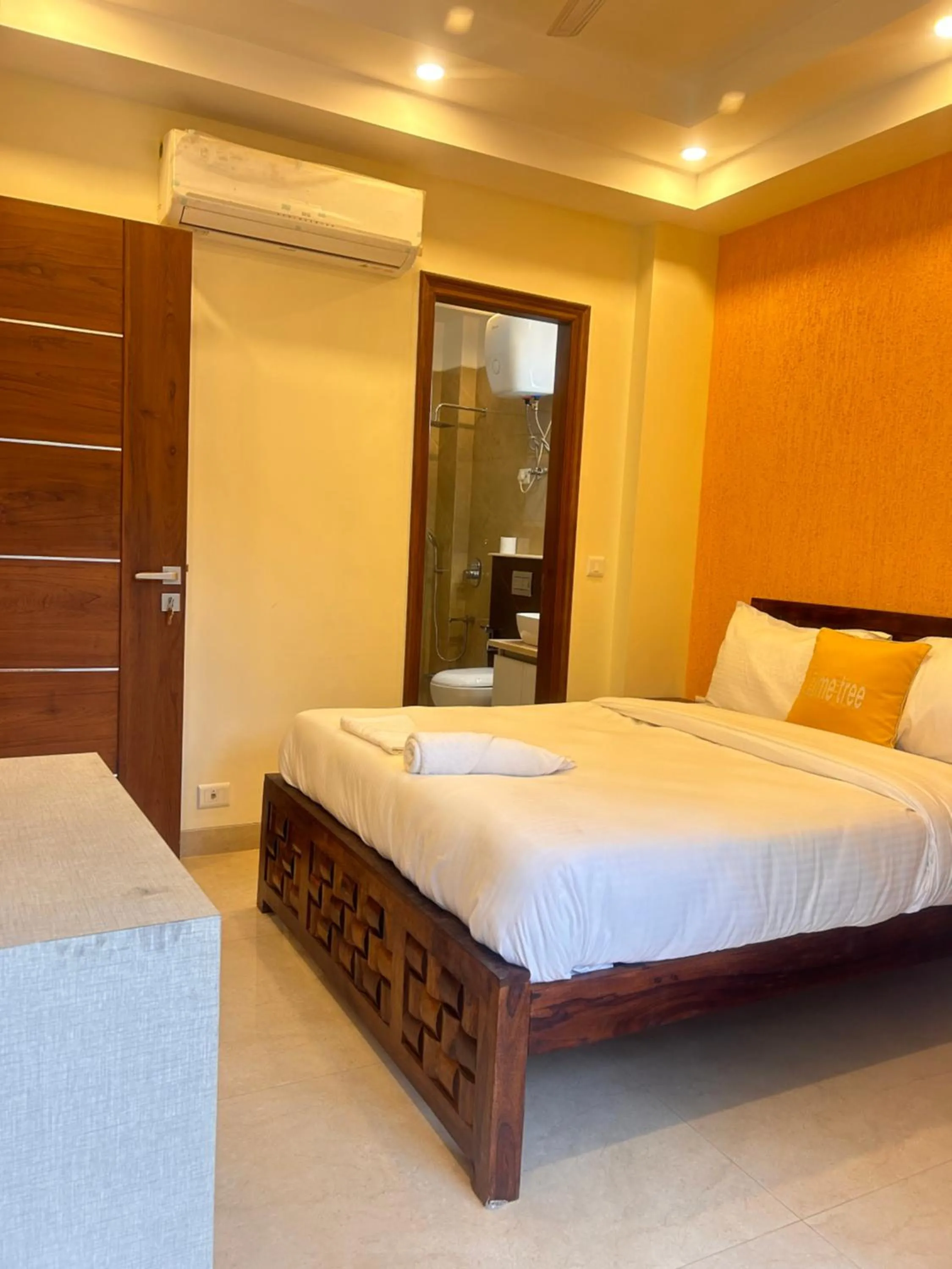 Bed in Lime Tree 1BHK Serviced Apartment - Medanta Medicity, Gurgaon