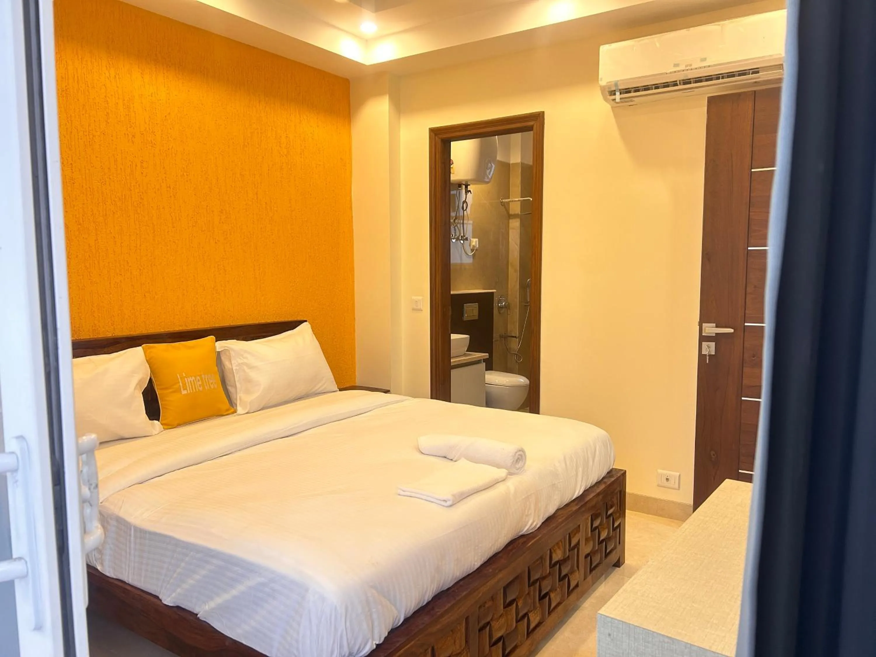 Bed in Lime Tree 1BHK Serviced Apartment - Medanta Medicity, Gurgaon