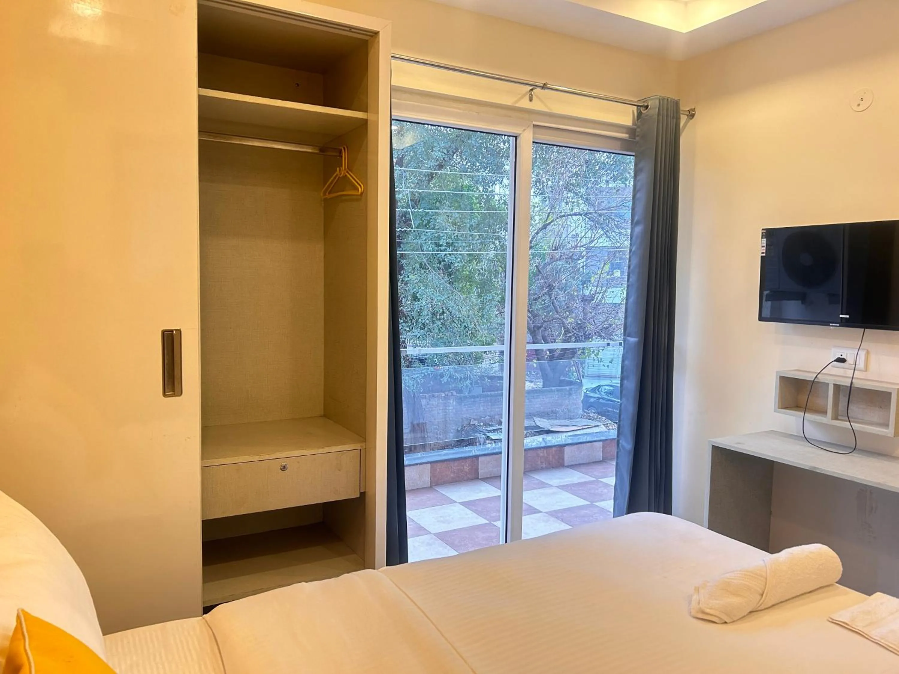 Property building, Bed in Lime Tree 1BHK Serviced Apartment - Medanta Medicity, Gurgaon
