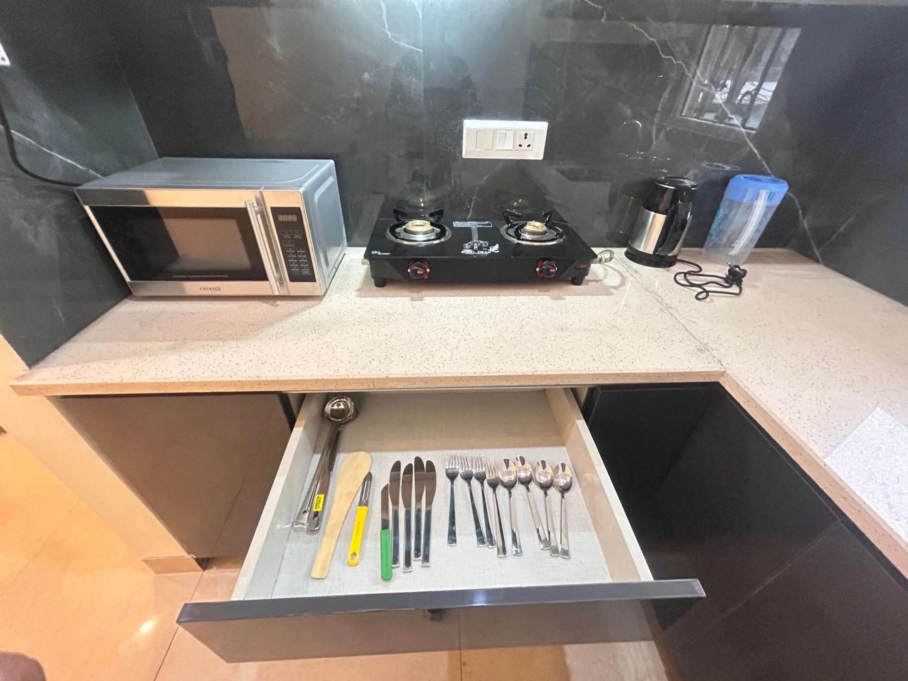 Kitchen or kitchenette in Lime Tree 1BHK Serviced Apartment - Medanta Medicity, Gurgaon