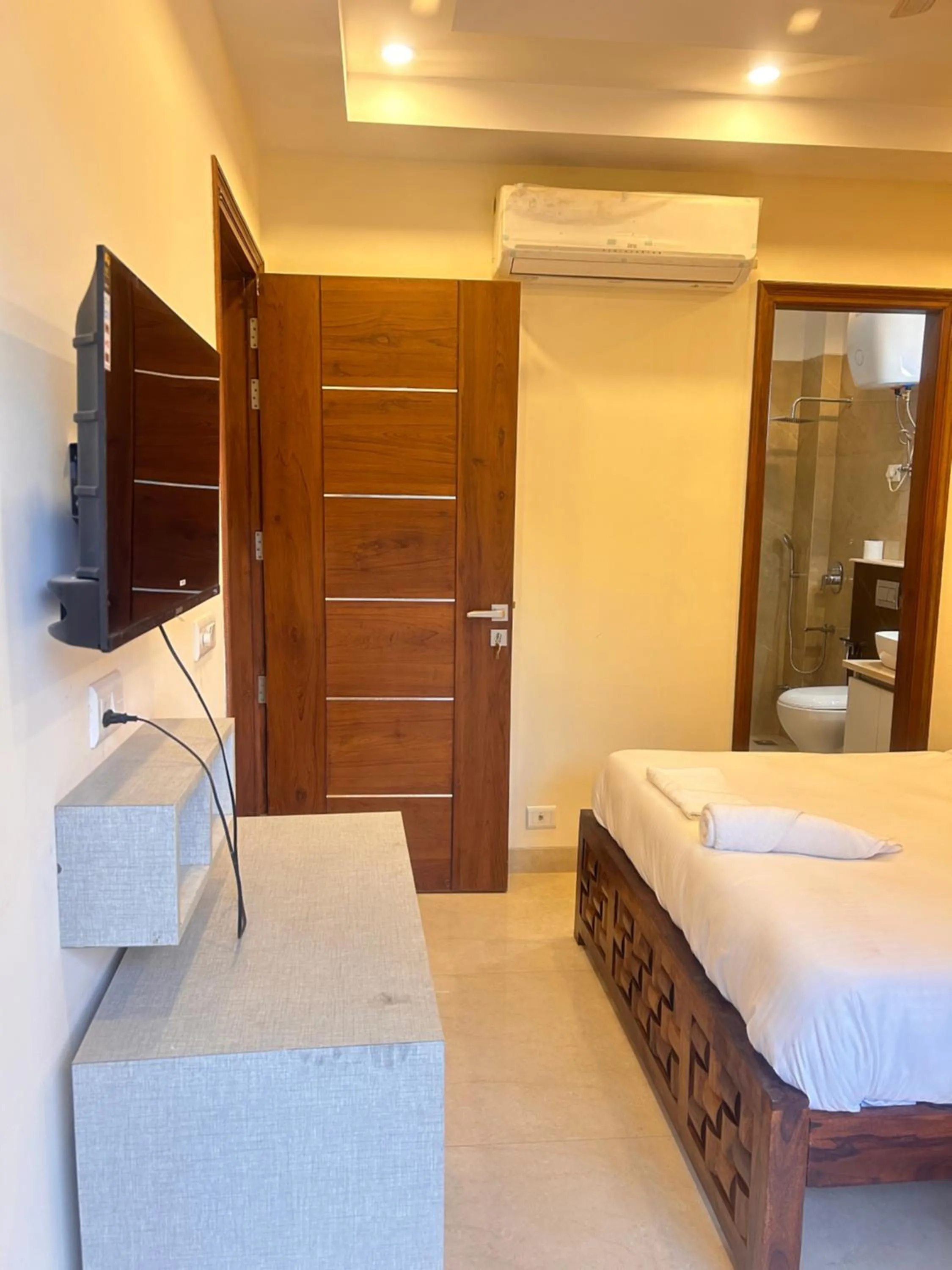 Bed in Lime Tree 1BHK Serviced Apartment - Medanta Medicity, Gurgaon
