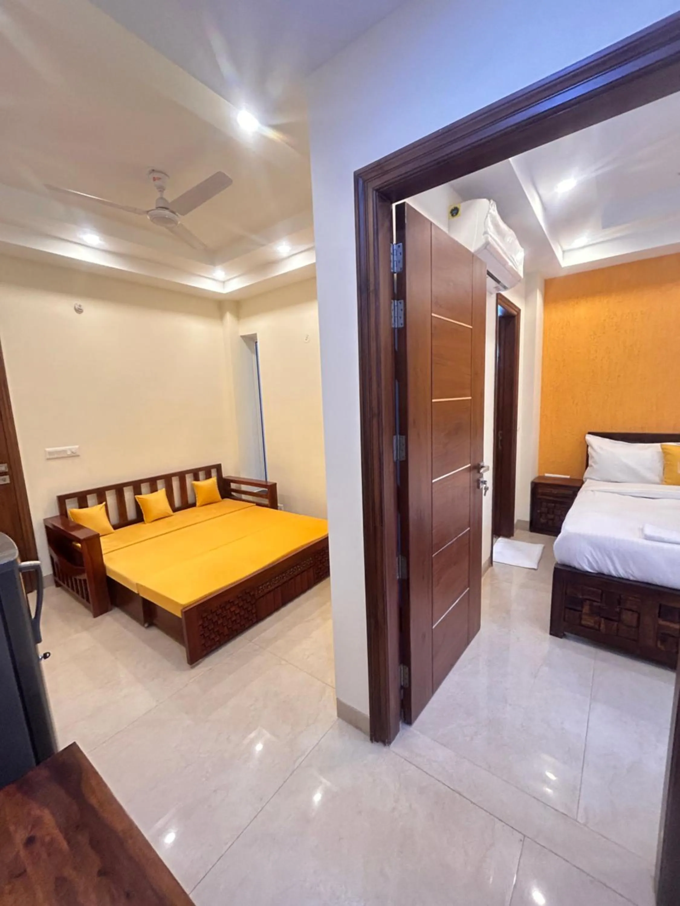 Photo of the whole room, Bed in Lime Tree 1BHK Serviced Apartment - Medanta Medicity, Gurgaon