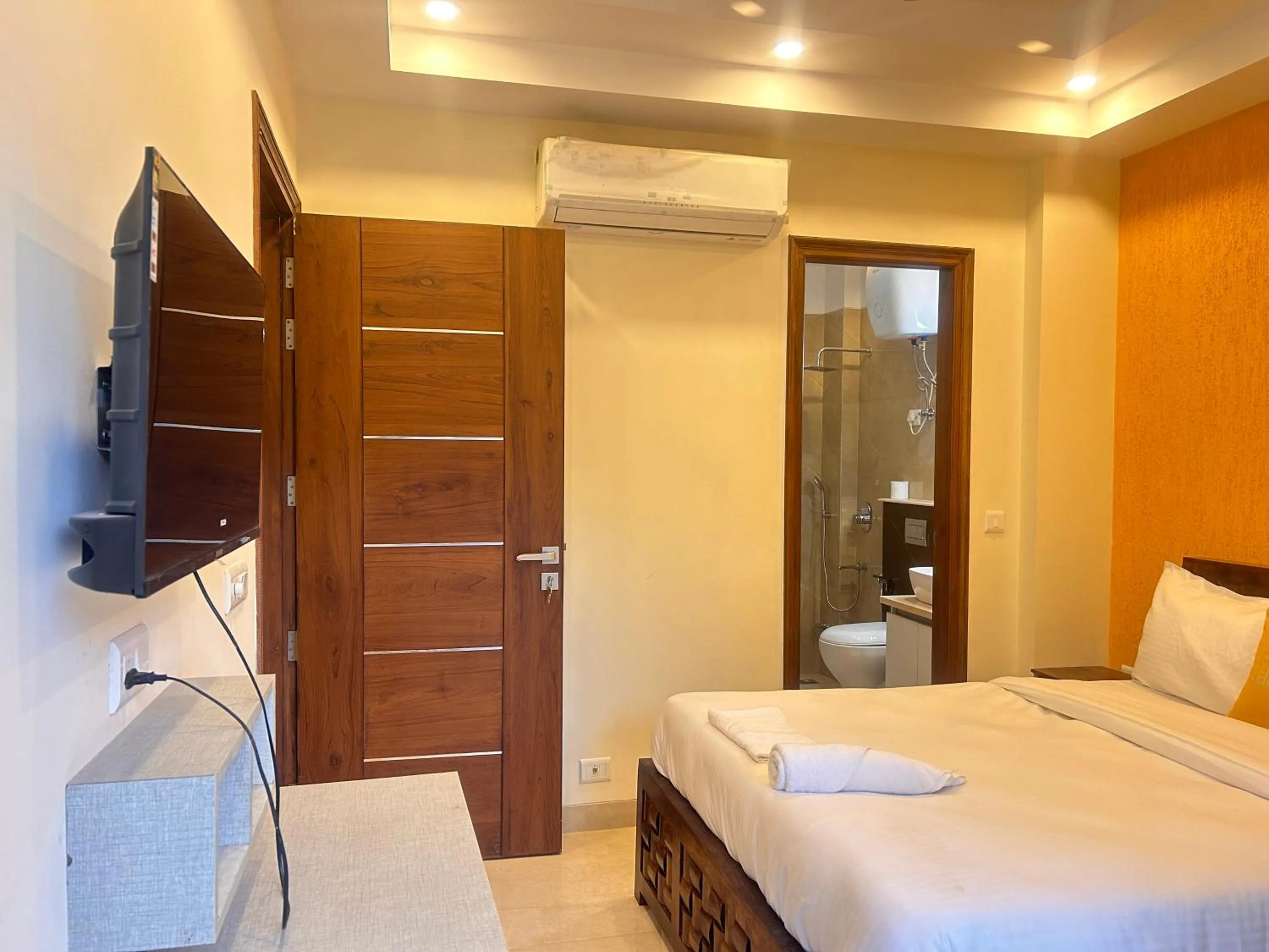 Bed in Lime Tree 1BHK Serviced Apartment - Medanta Medicity, Gurgaon
