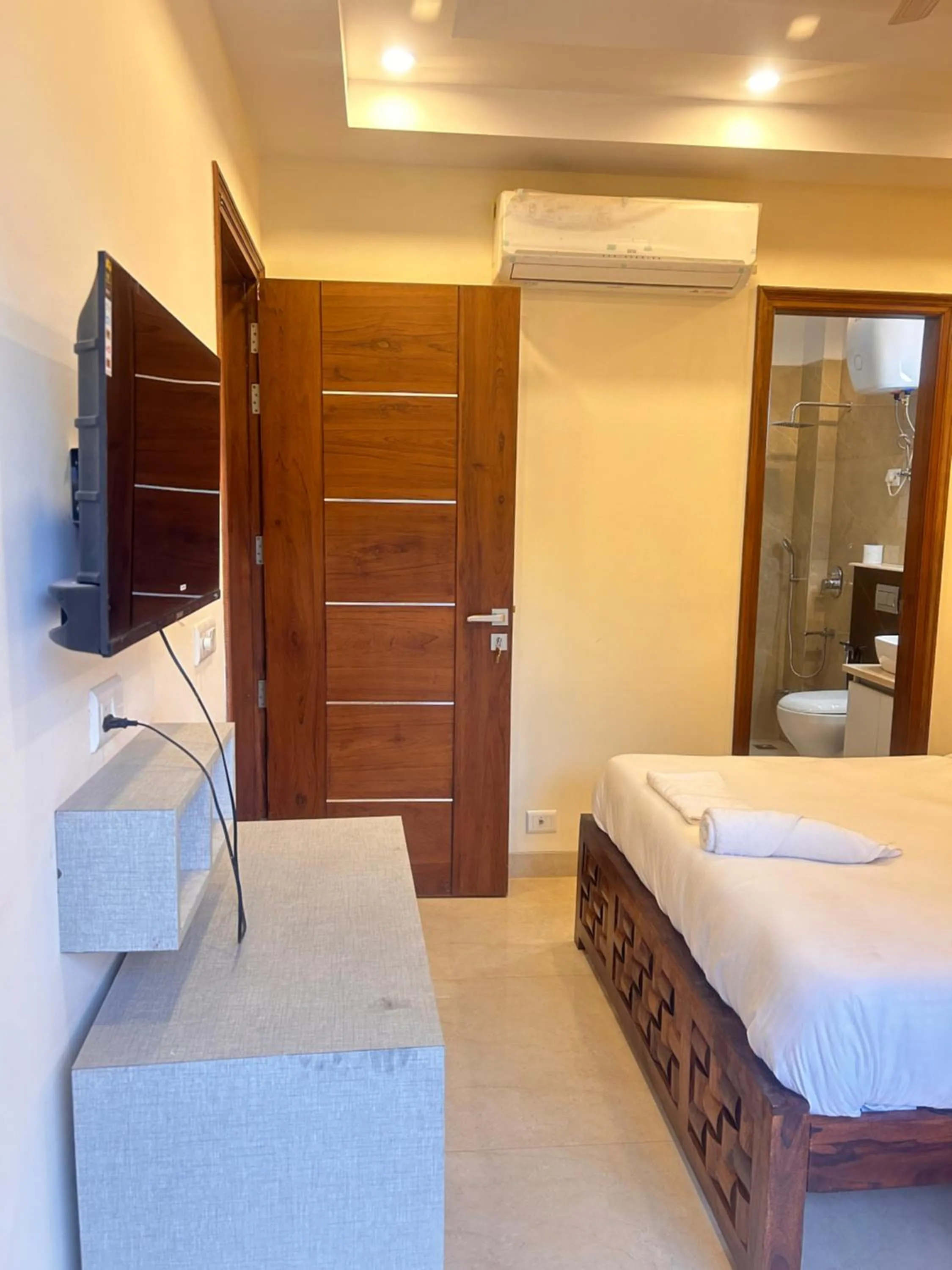 Bed in Lime Tree 1BHK Serviced Apartment - Medanta Medicity, Gurgaon