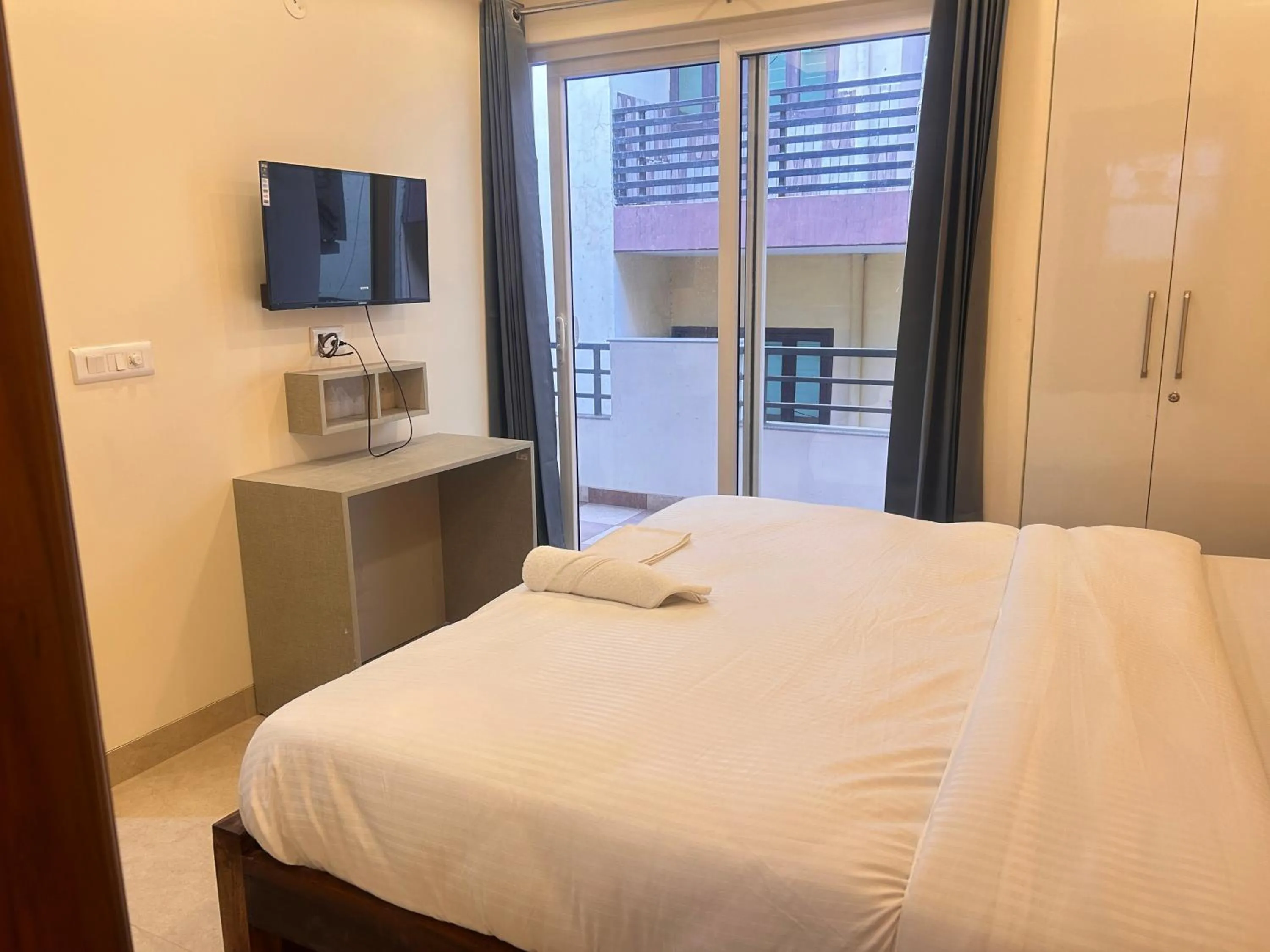 Bed in Lime Tree 1BHK Serviced Apartment - Medanta Medicity, Gurgaon