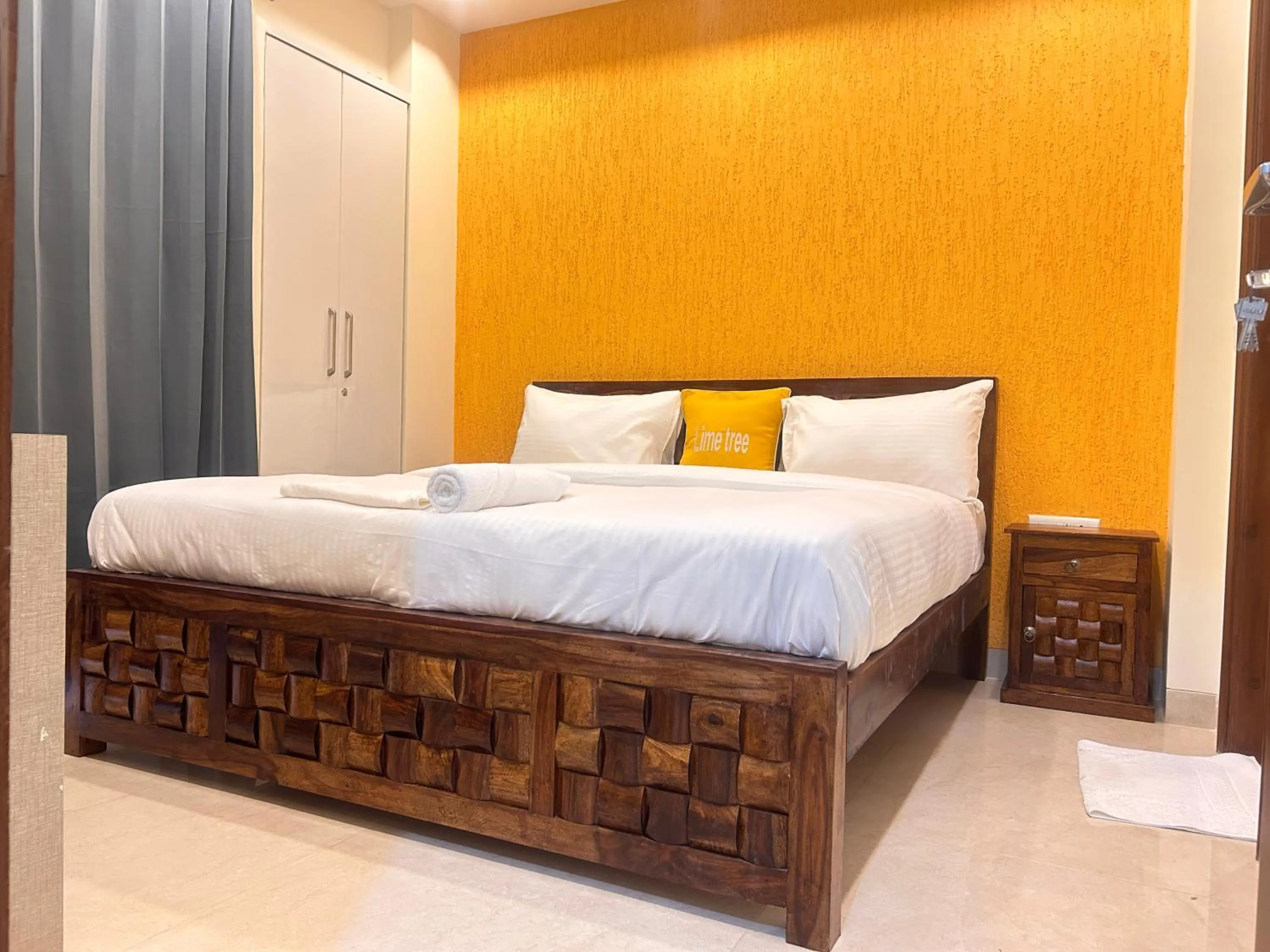 Bed in Lime Tree 1BHK Serviced Apartment - Medanta Medicity, Gurgaon