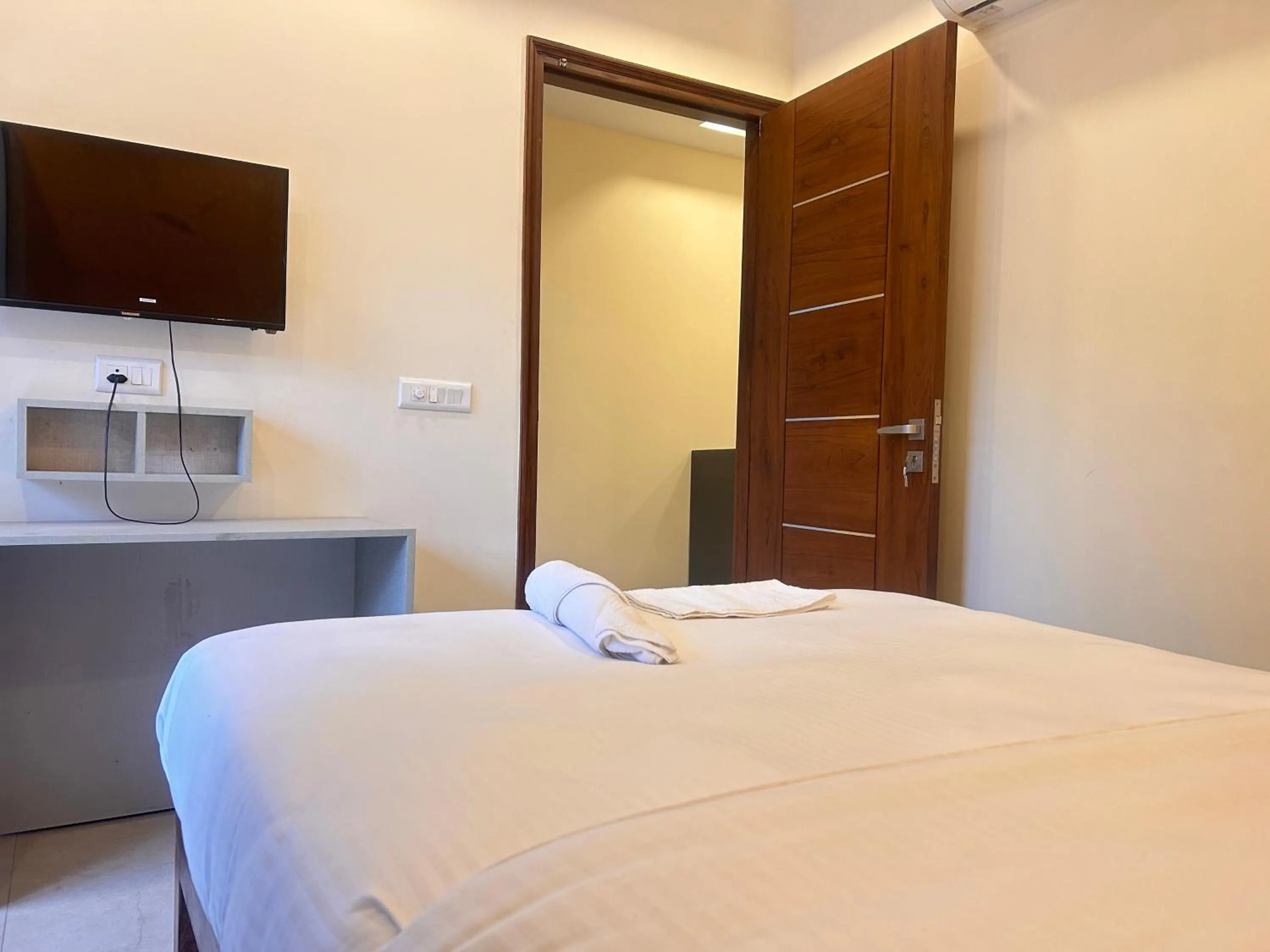 Bed in Lime Tree 1BHK Serviced Apartment - Medanta Medicity, Gurgaon