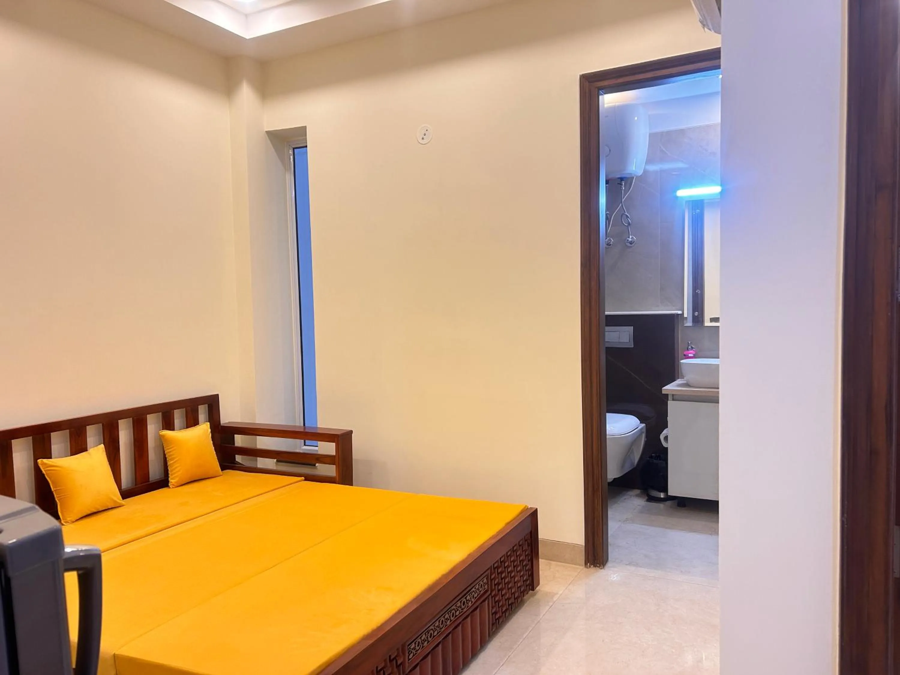 Bathroom, Bed in Lime Tree 1BHK Serviced Apartment - Medanta Medicity, Gurgaon