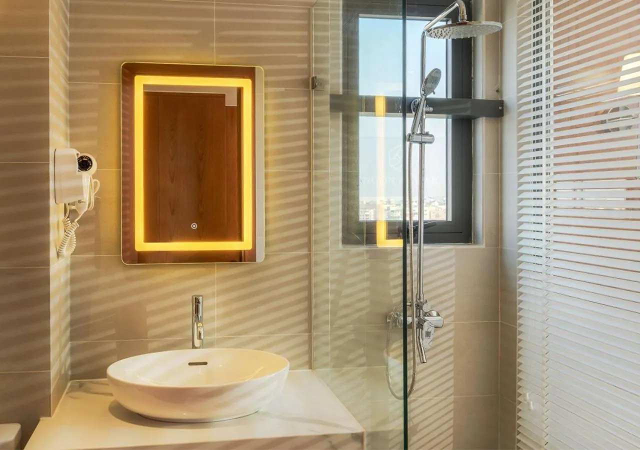 Toilet in Ngon Avatar Hotel