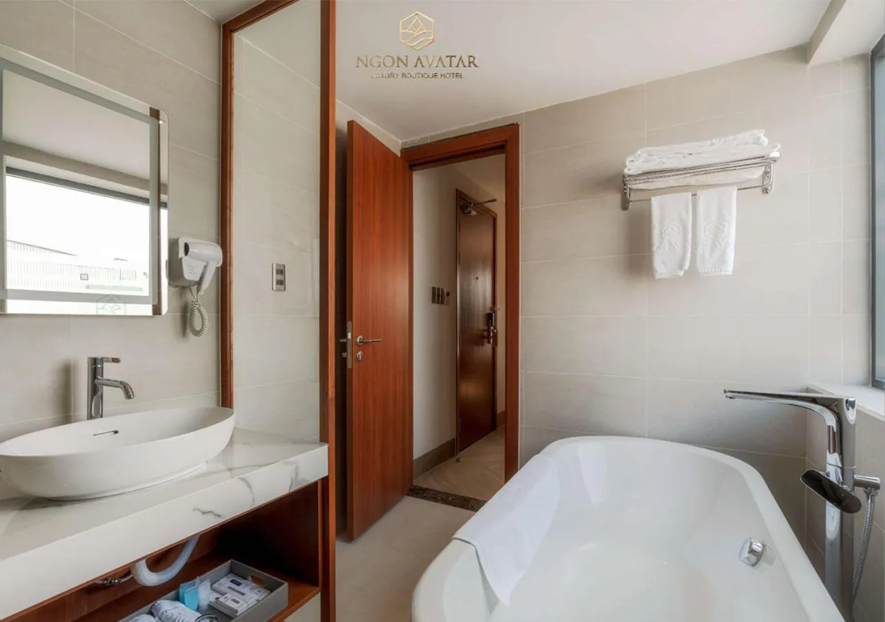 Shower, Bed in Ngon Avatar Hotel