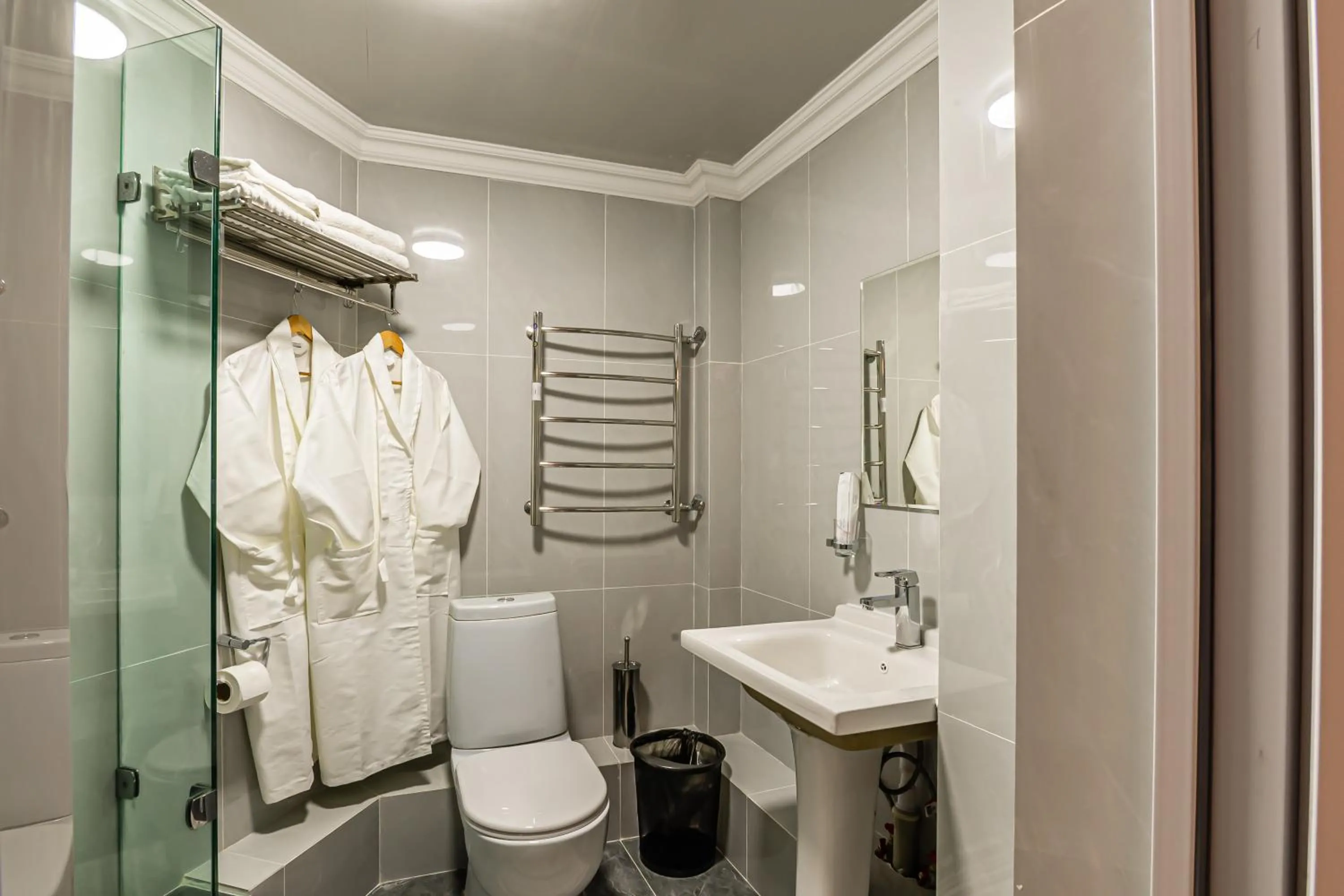 Shower in Oscar Hotel by AG Hotels Group