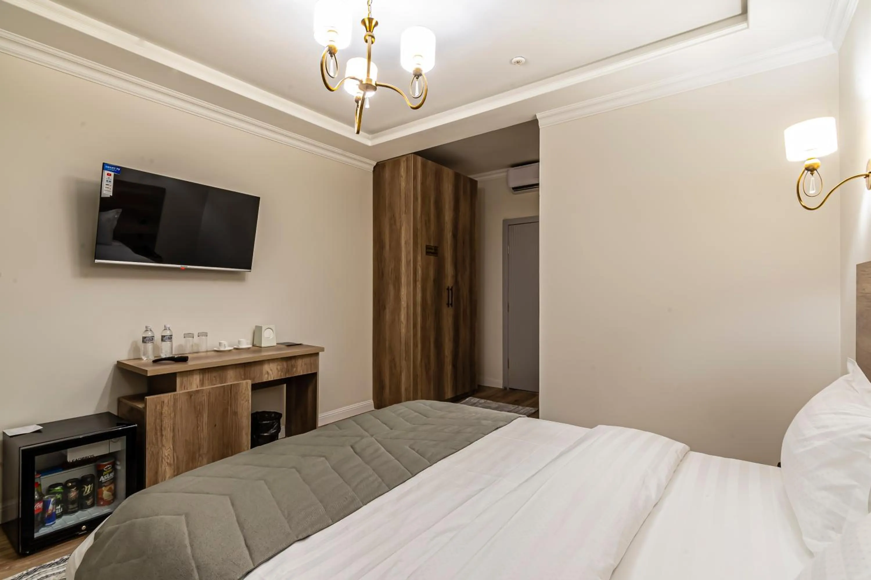 TV and multimedia, Bed in Oscar Hotel by AG Hotels Group
