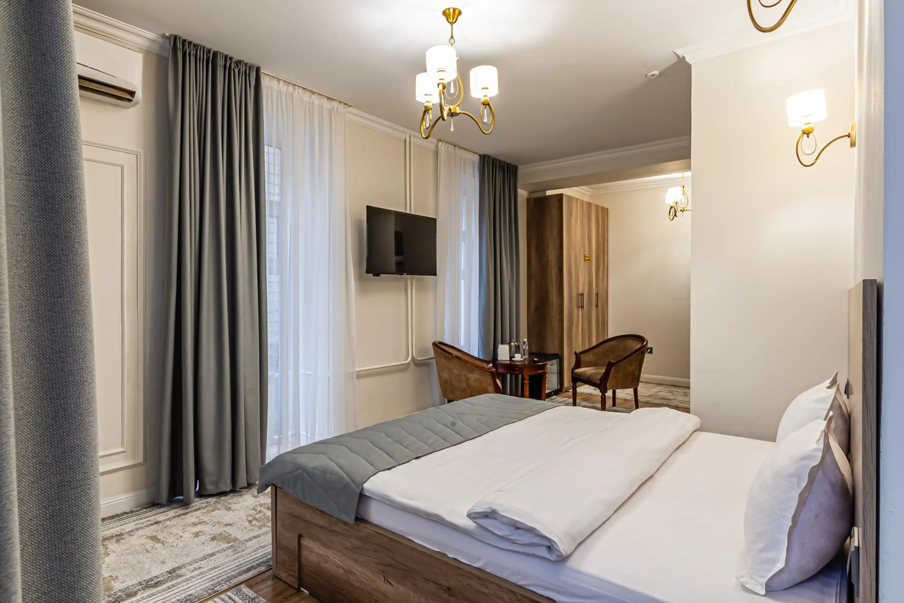 Photo of the whole room, Bed in Oscar Hotel by AG Hotels Group