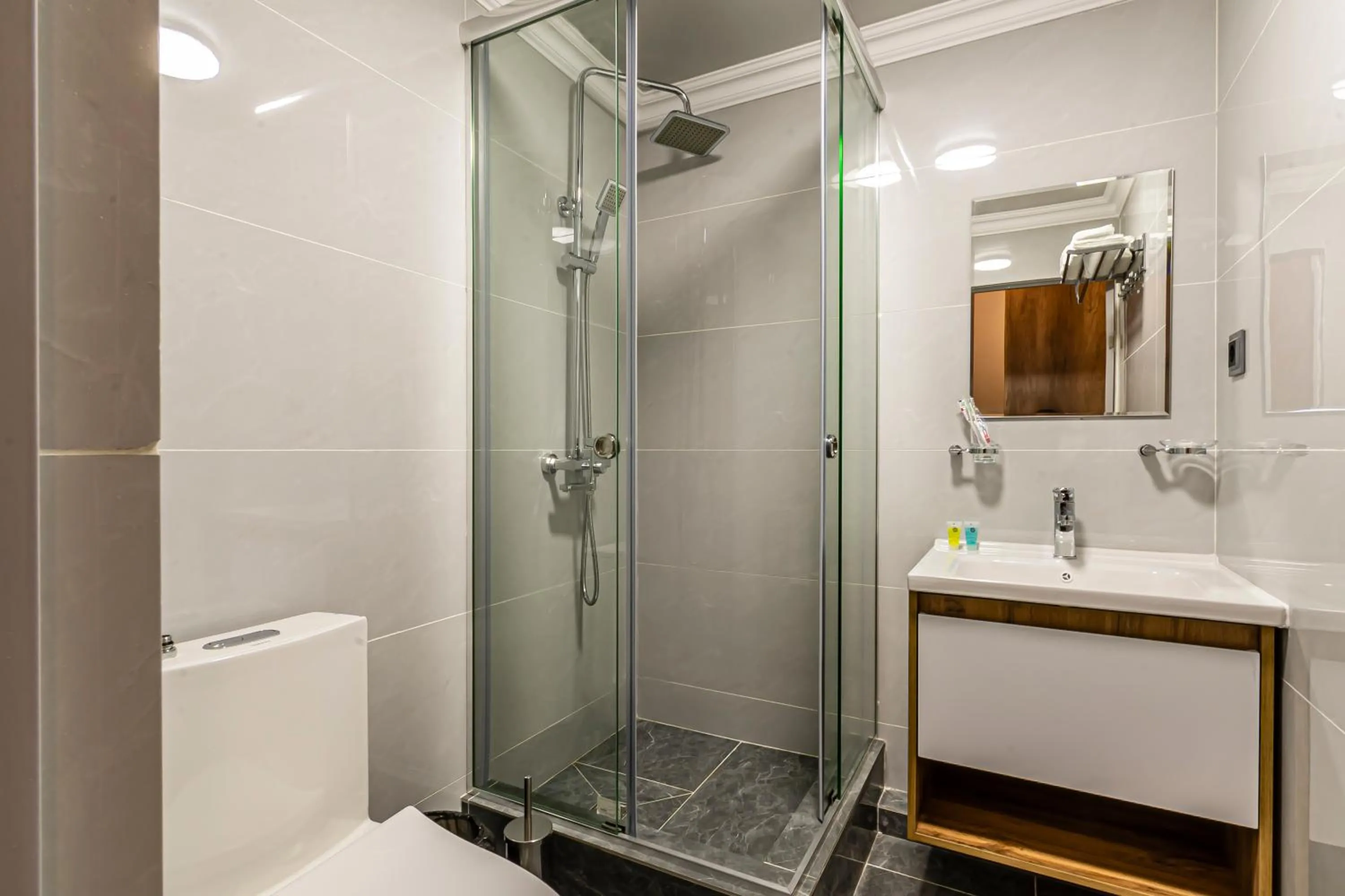 Shower in Oscar Hotel by AG Hotels Group