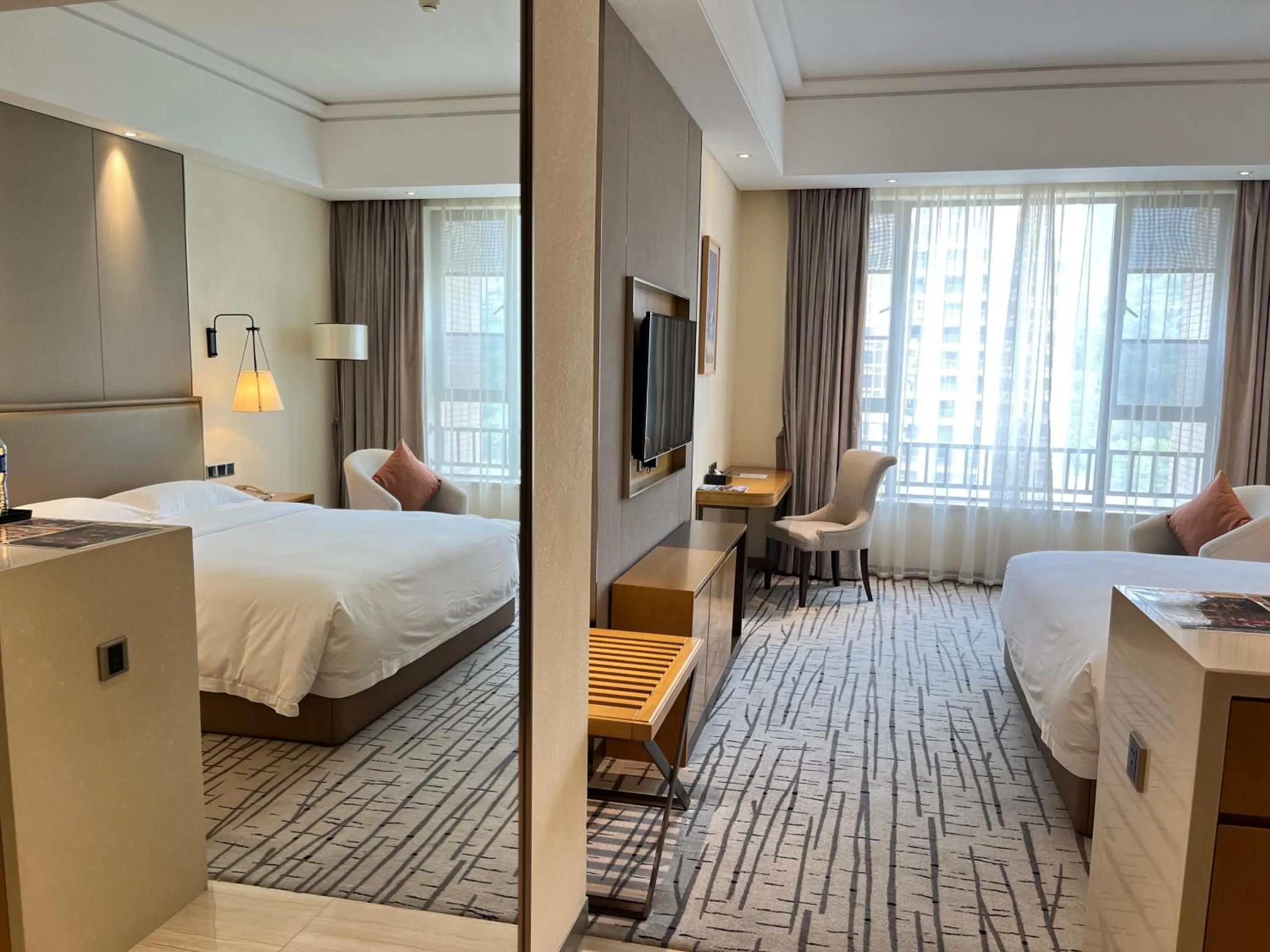 Garden View Deluxe King Room in Guangzhou Nanhong Ausotel Hotel