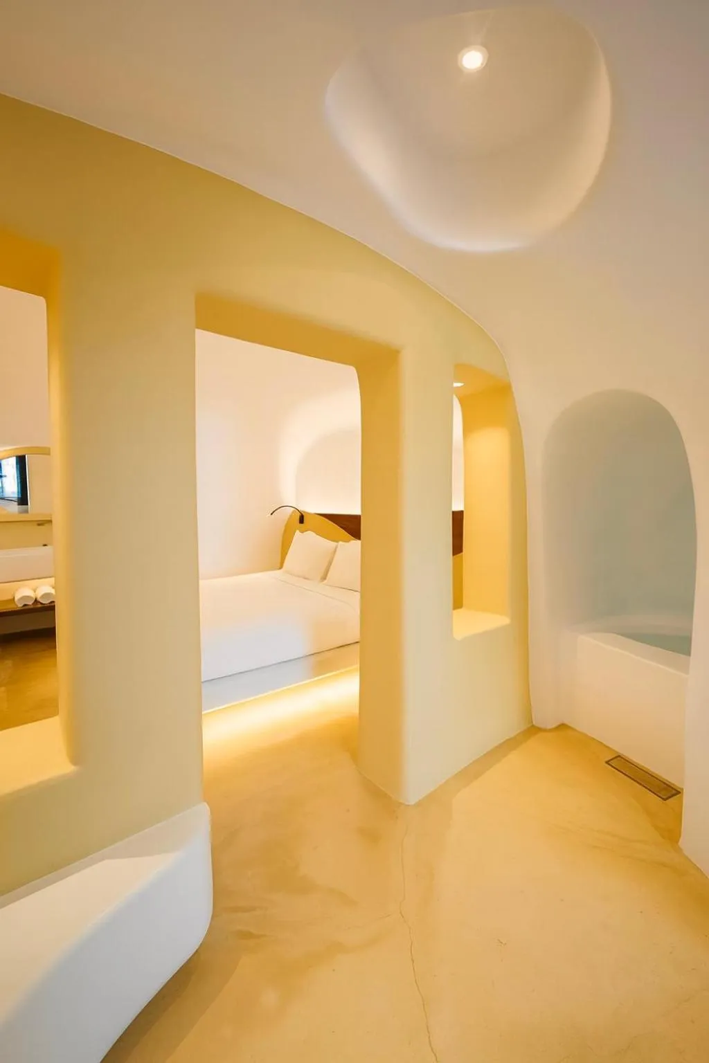 Hot Spring Bath, Bed in Chic Hotel Santorini