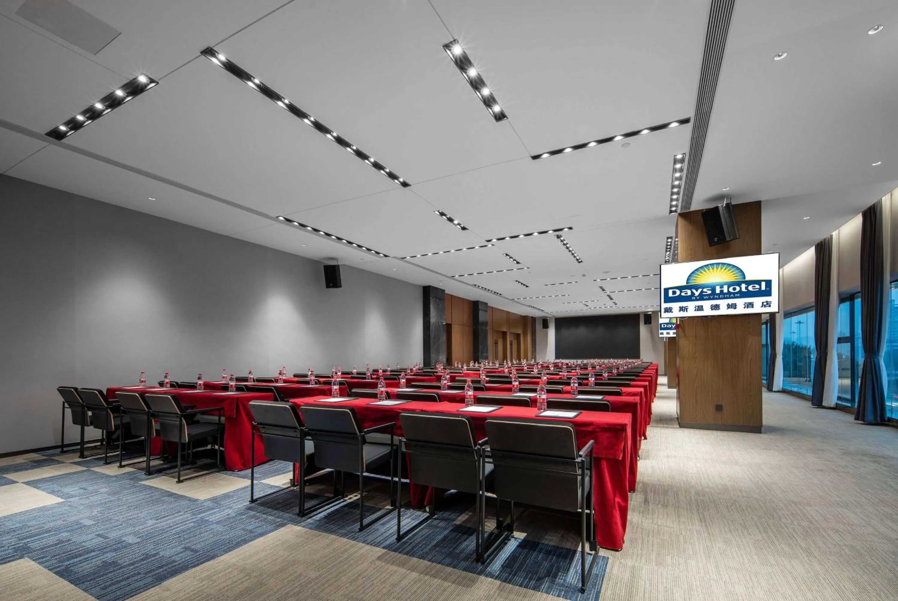 Meeting/conference room in Days Hotel by Wyndham Chongqing Chenjiaping