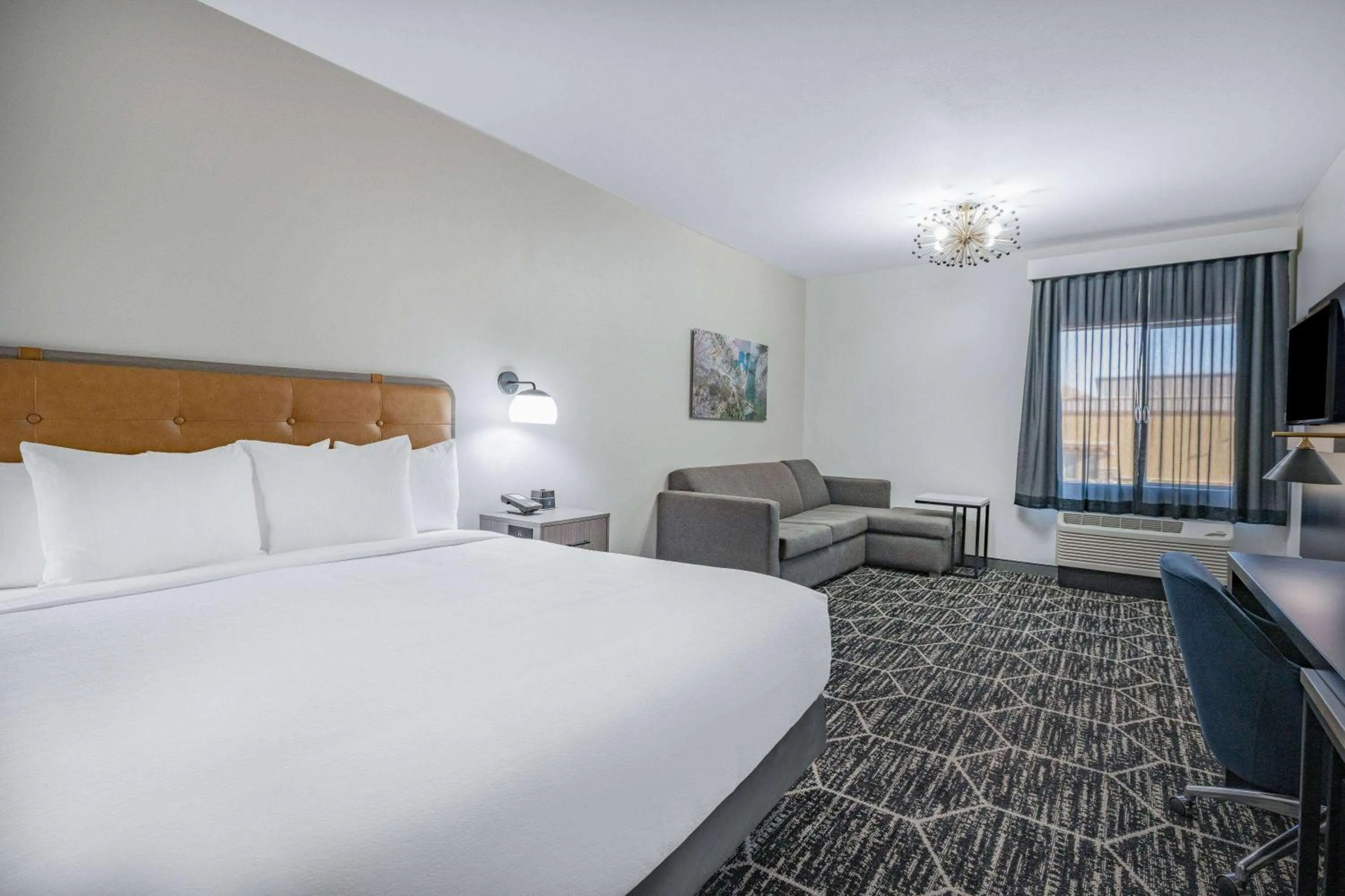 Bed in La Quinta Inn & Suites by Wyndham Yucaipa