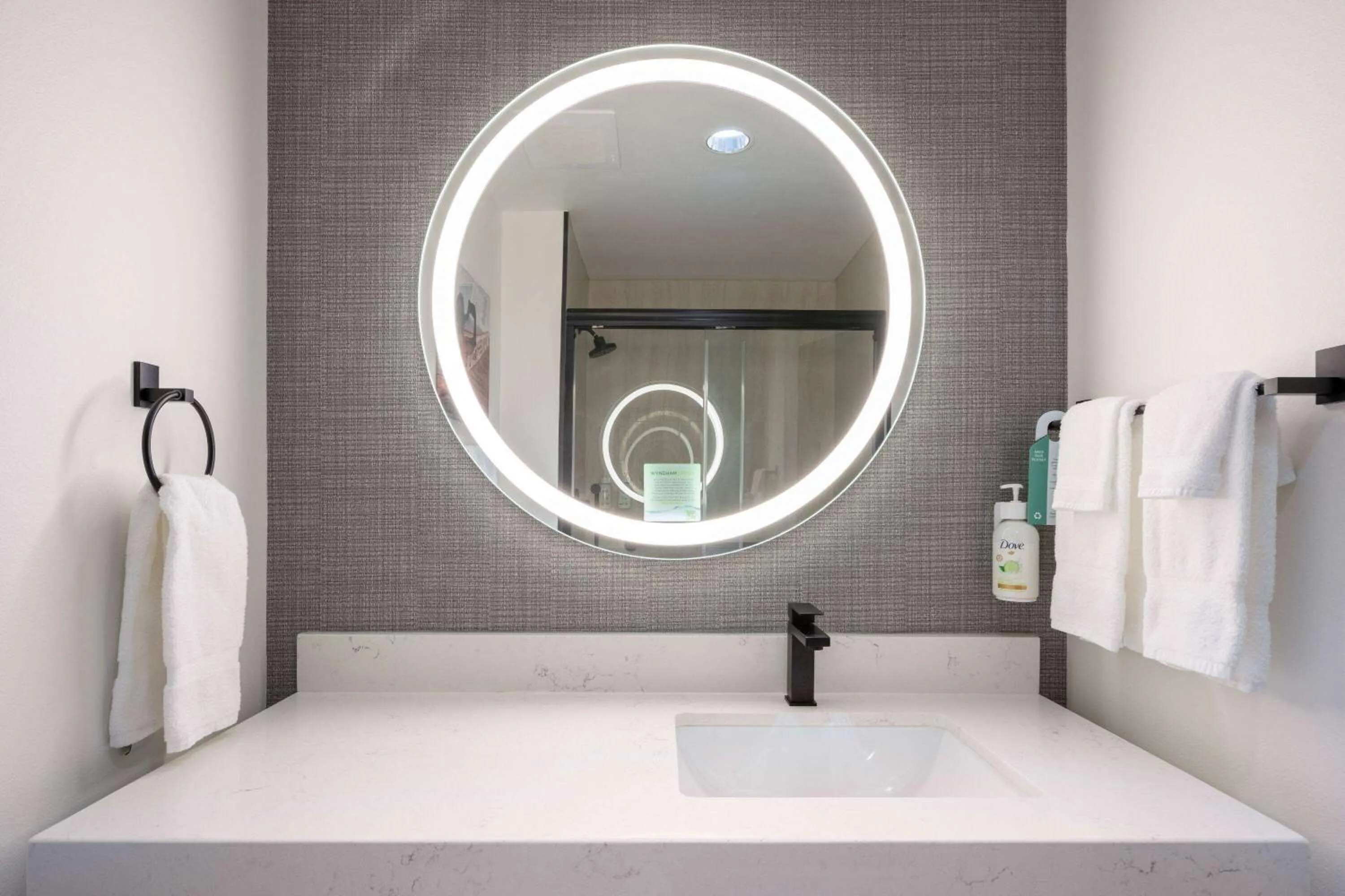 TV and multimedia in La Quinta Inn & Suites by Wyndham Yucaipa