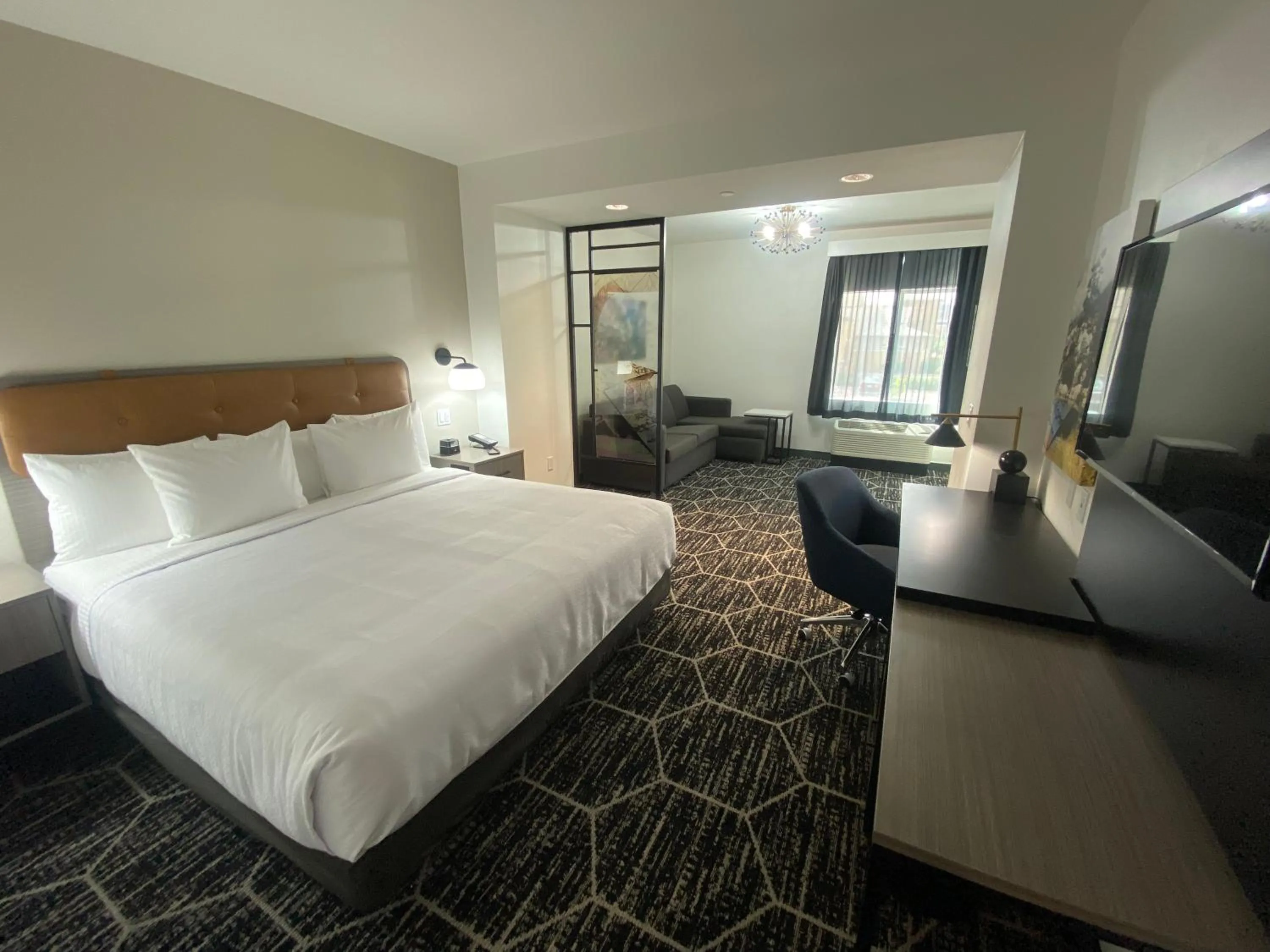 Photo of the whole room, Bed in La Quinta Inn & Suites by Wyndham Yucaipa